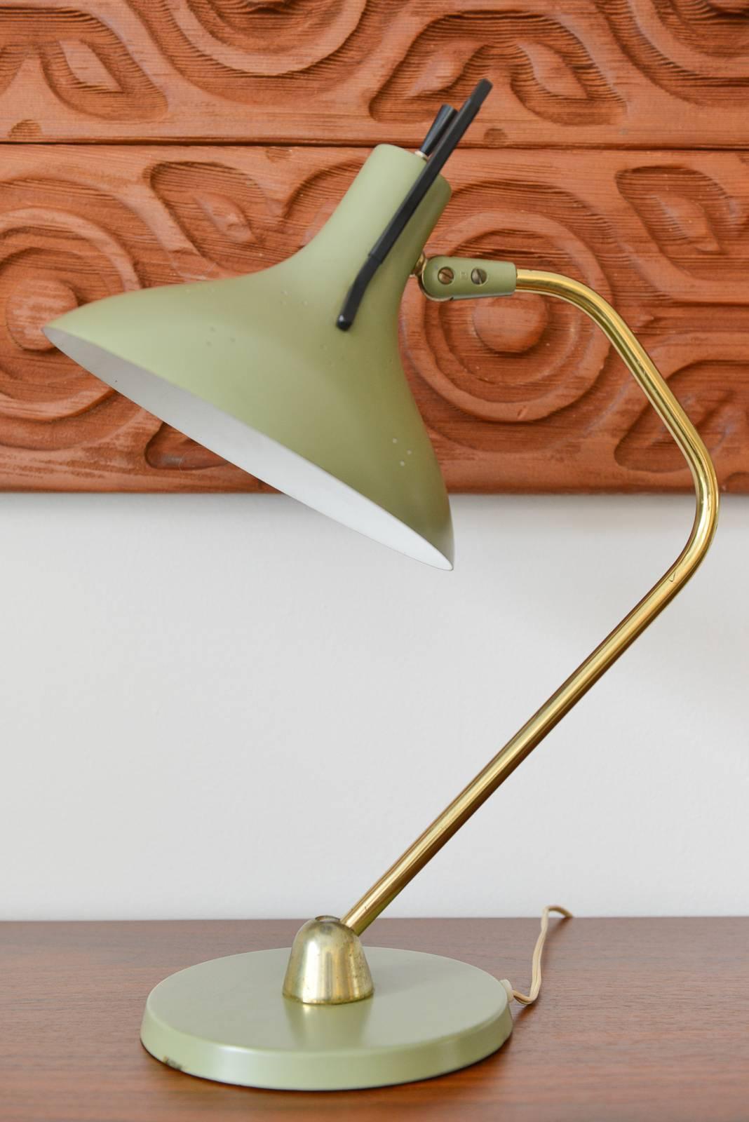 Enameled desk lamp by Maurizio Tempestini for Lightolier. Beautiful green enamel in excellent condition, original wiring. Fully adjustable neck and base. No chips, cracks or dents.

Measures 18 in. H x 11 in. W x 6 in. D.