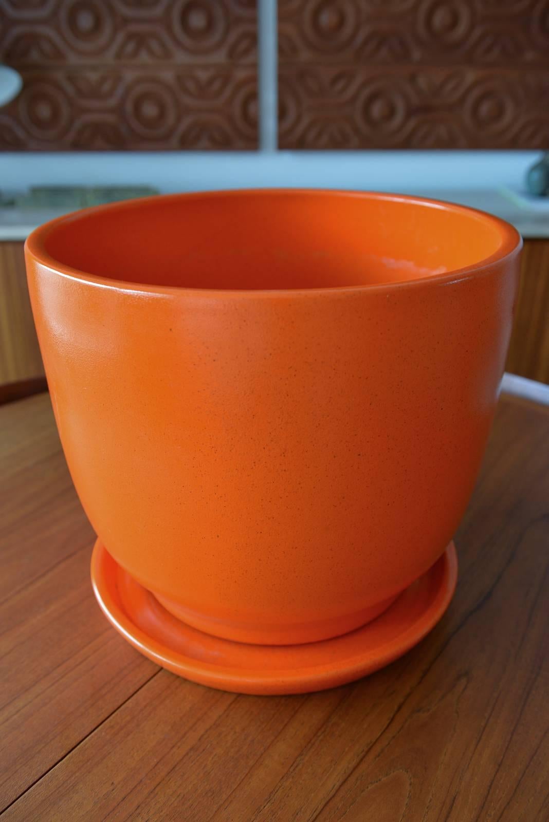 Large orange speckle gainey ceramic planter T-17 with matching orange speckle tray.

Model T-17 stands 15