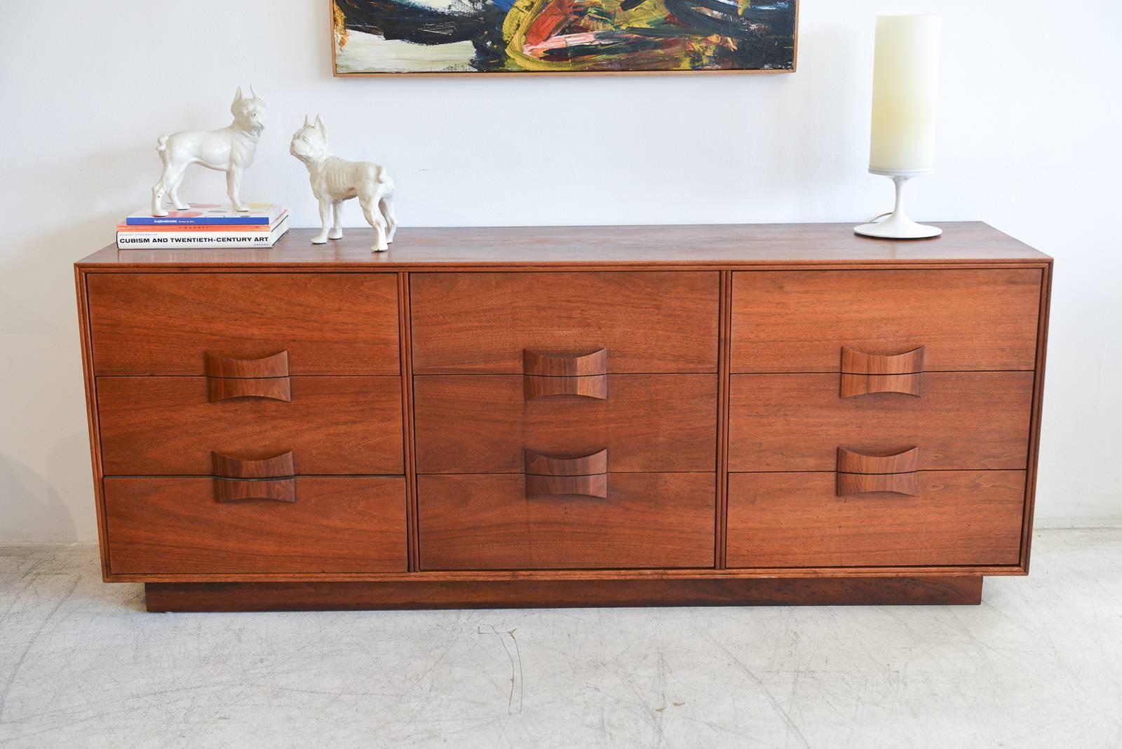 Walnut Bowtie Front Dresser or Credenza by Brown Saltman. Beautiful walnut grain on platform base.

Very good condition, see photos for details. Matching side tables also available in separate listing.

Measures 72