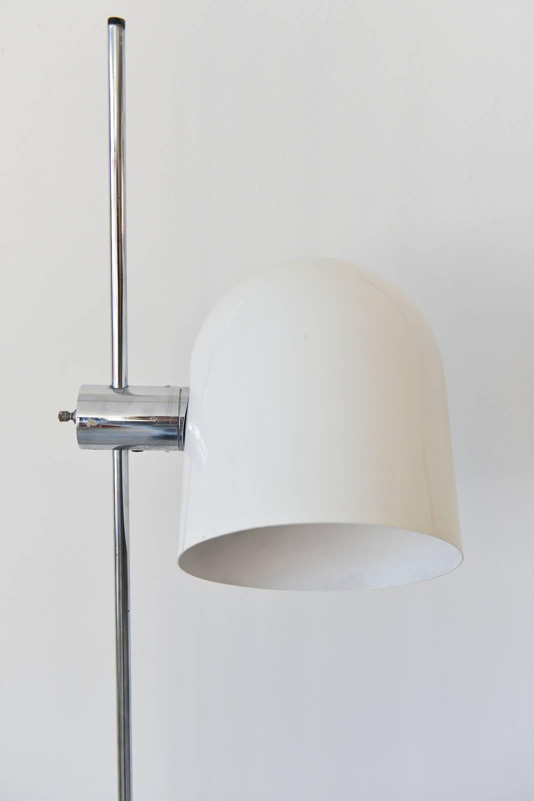 Standing floor lamp by Robert Sonneman, circa 1970. White enamel can light, chrome stem and pivoting head. Original wiring. Working condition.

Adjustable head

Measures: 65.5" height x 8" diameter.