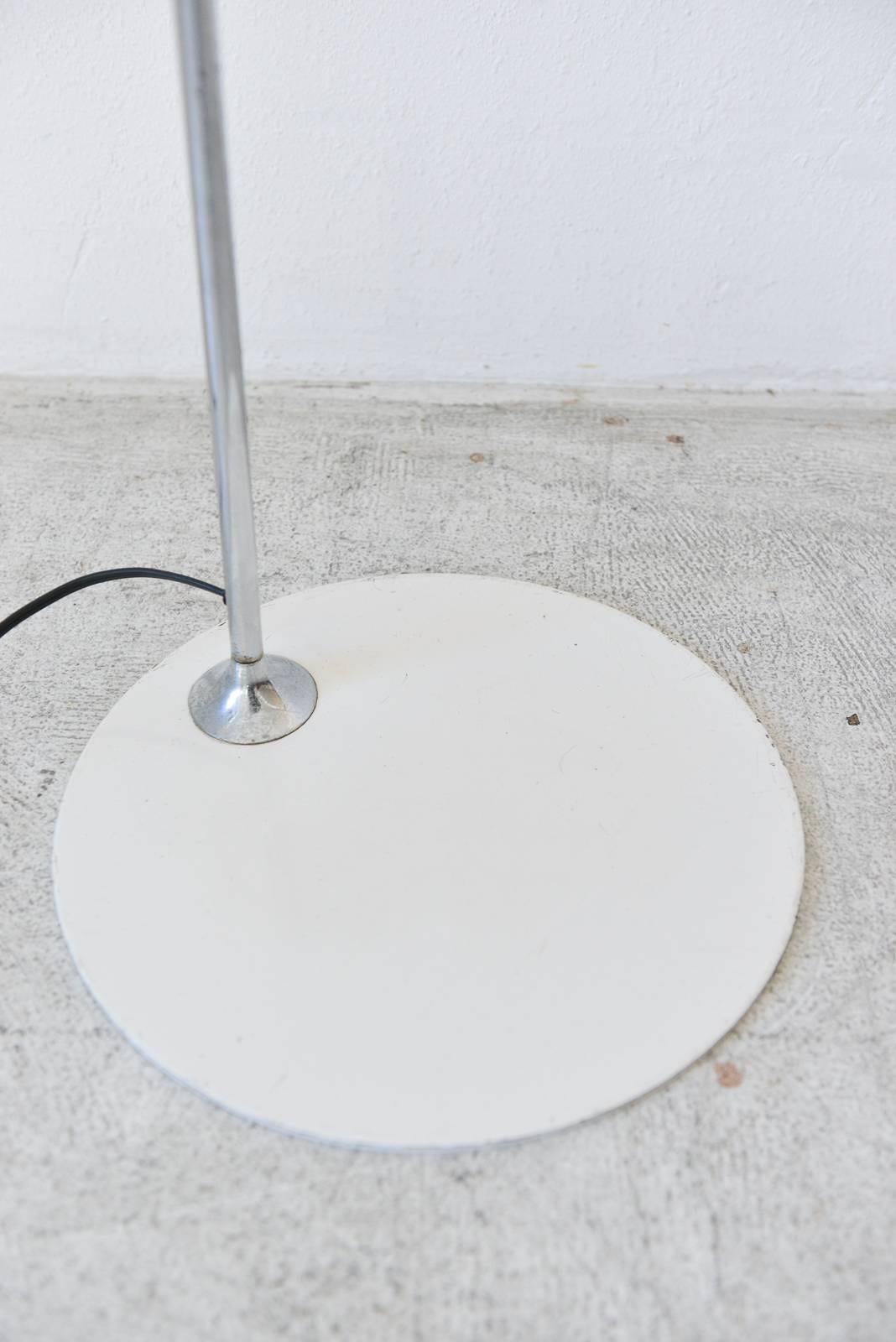 White Enamel Standing Floor Lamp by Robert Sonneman, circa 1970 In Good Condition In Costa Mesa, CA
