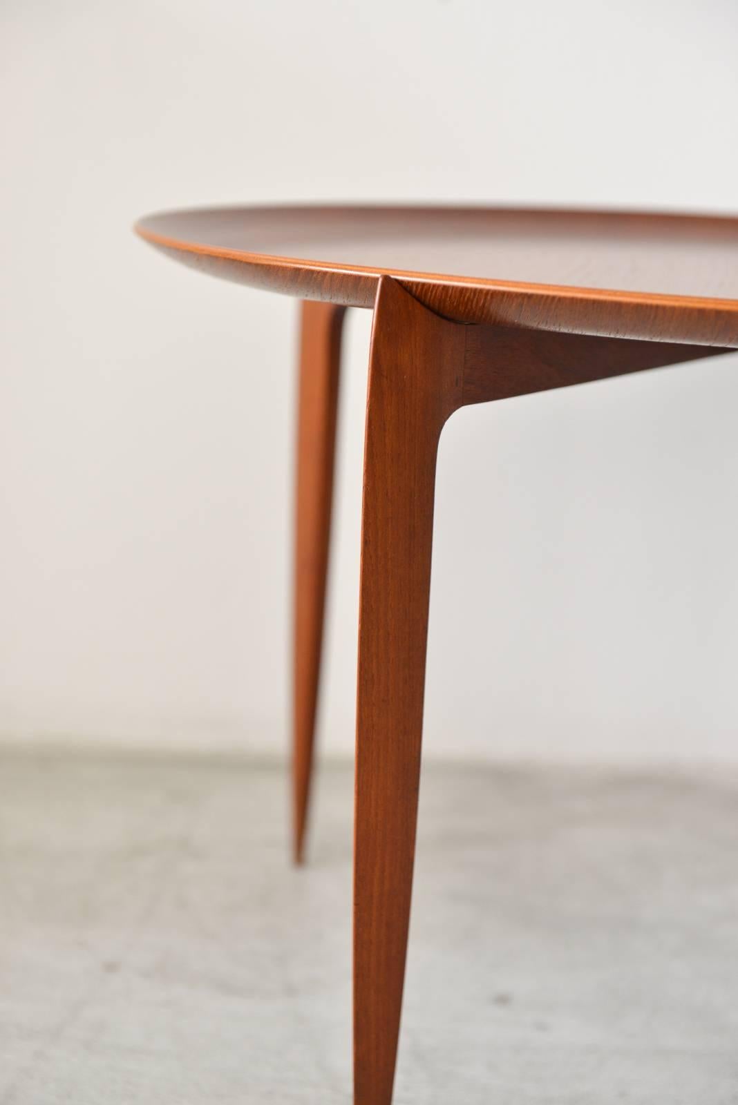 Teak tray table by H Engholm and Svend Aage Willumsen for Fritz Hansen. Beautifully restored in showroom condition. Tray is removable from the base. 

Measures: 23.5" diameter, 17" height.