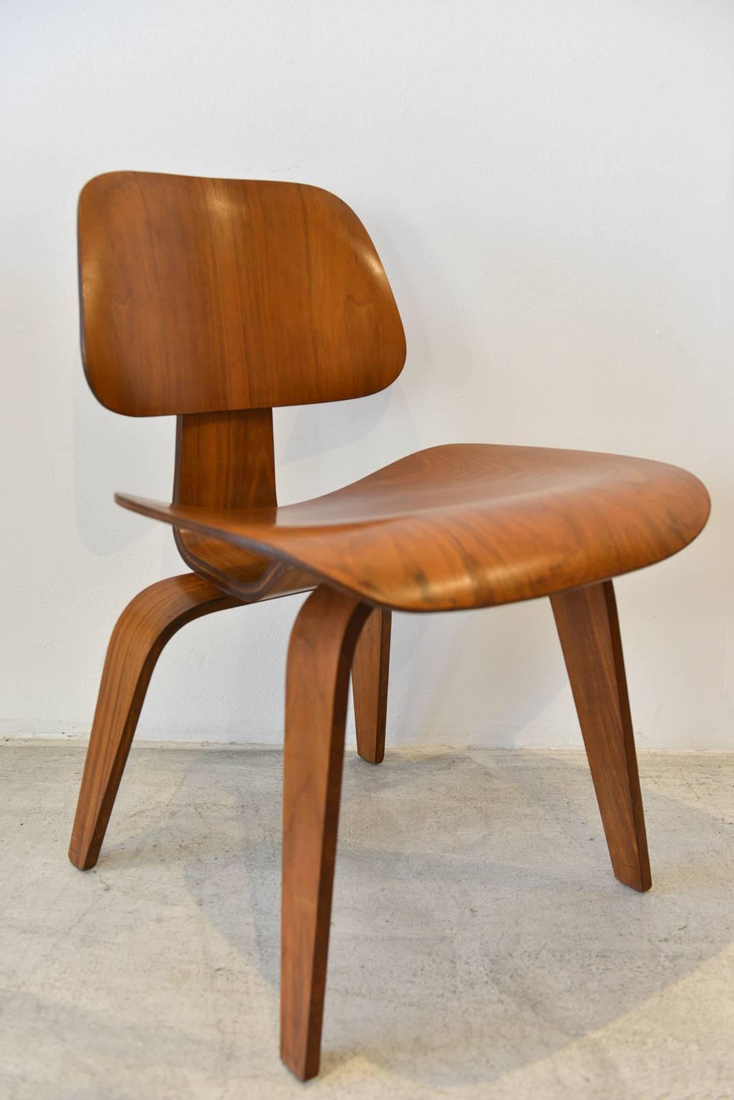 Vintage Eames DCW molded plywood chair, circa 1970. Excellent original condition. Hardly used. 5-2-4 screw configuration.

Available to see in our Modern Vault Showroom, 361 Old Newport Blvd, Newport Beach, CA 92663

Measures: H 29 in, W 19.5 in, D