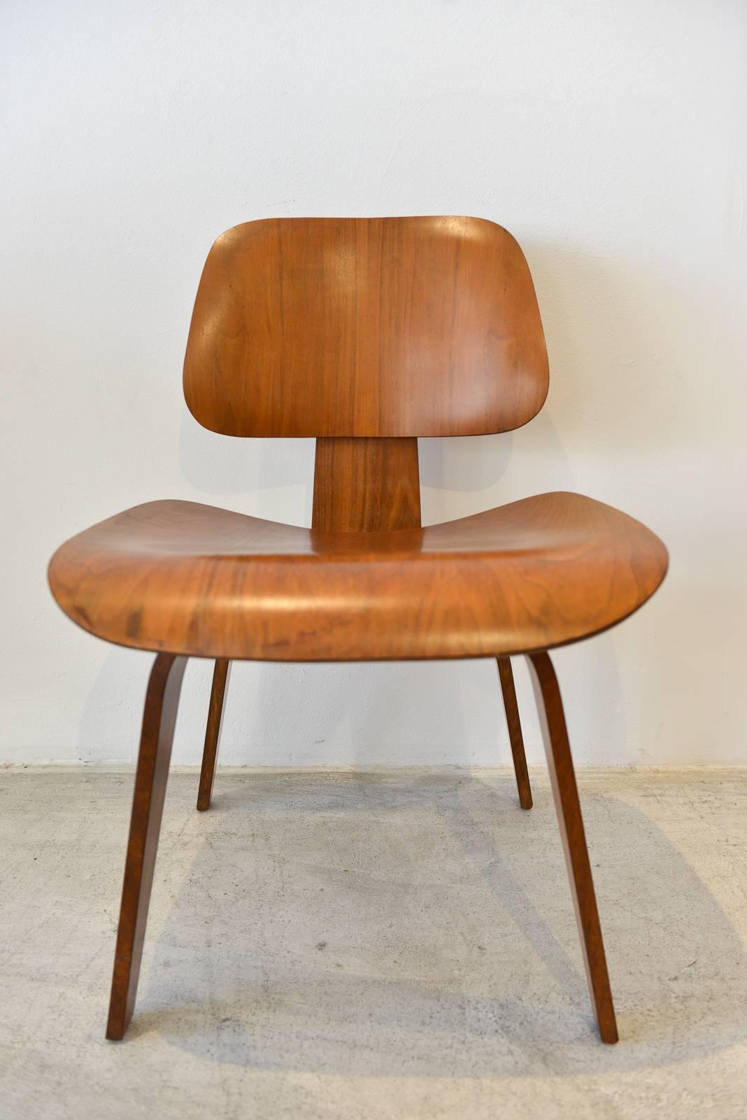 eames dcw chair