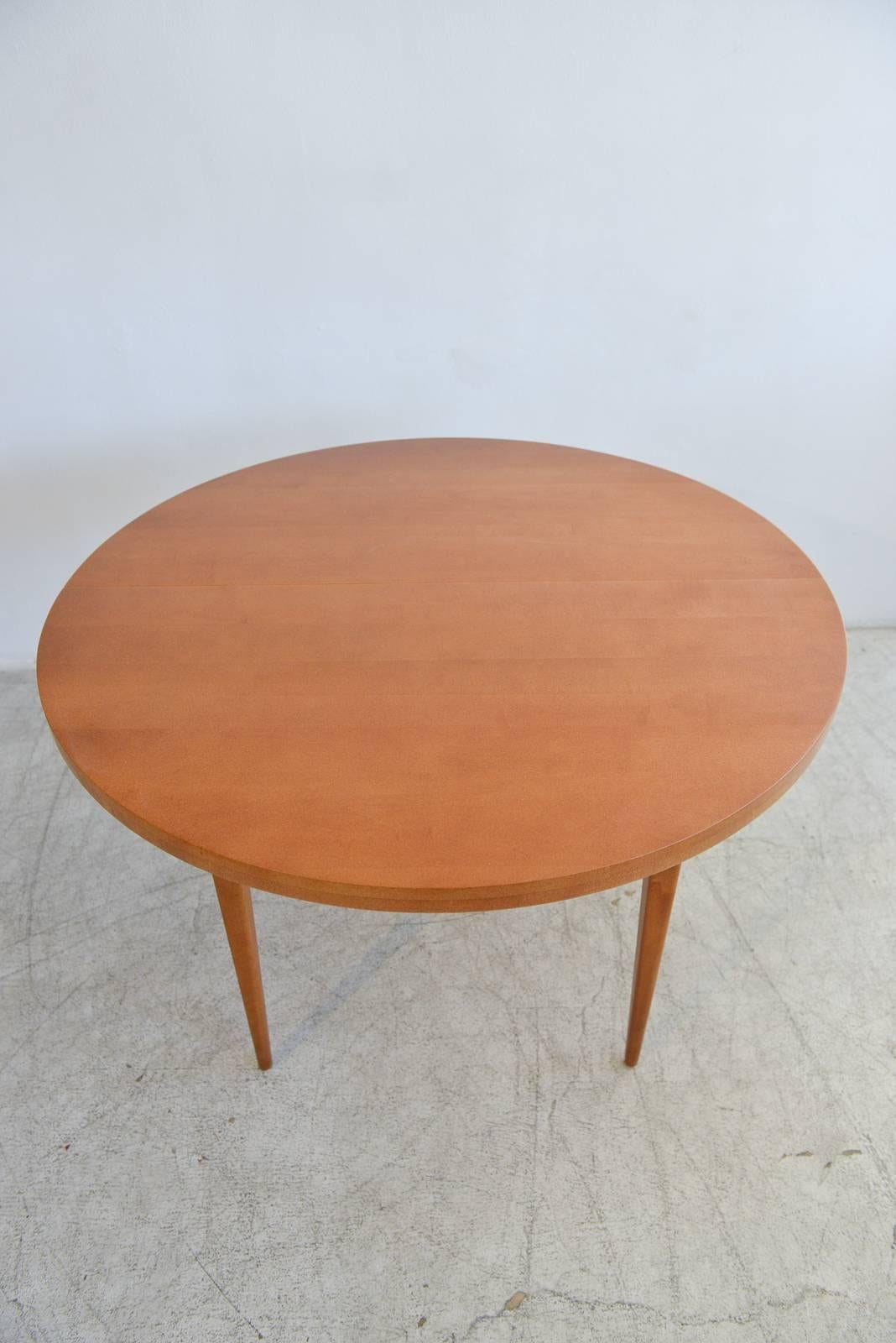 Paul McCobb round maple dining table with two extensions, circa 1955. Professionally restored in showroom condition. Extends to oval shape with two leaves that store separately.



Round measures 42.5