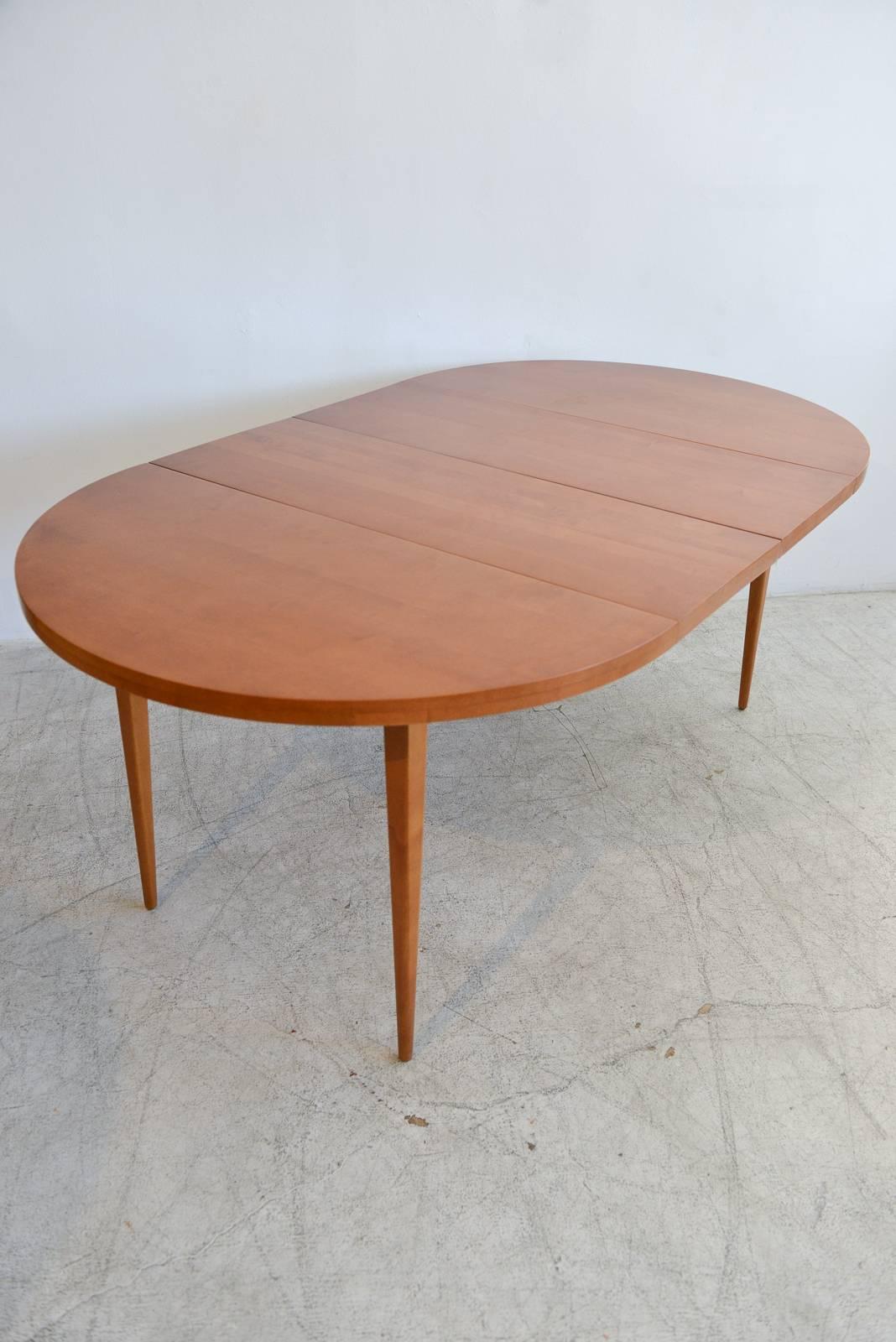American Paul McCobb Round Maple Dining Table with Two Extensions, circa 1955