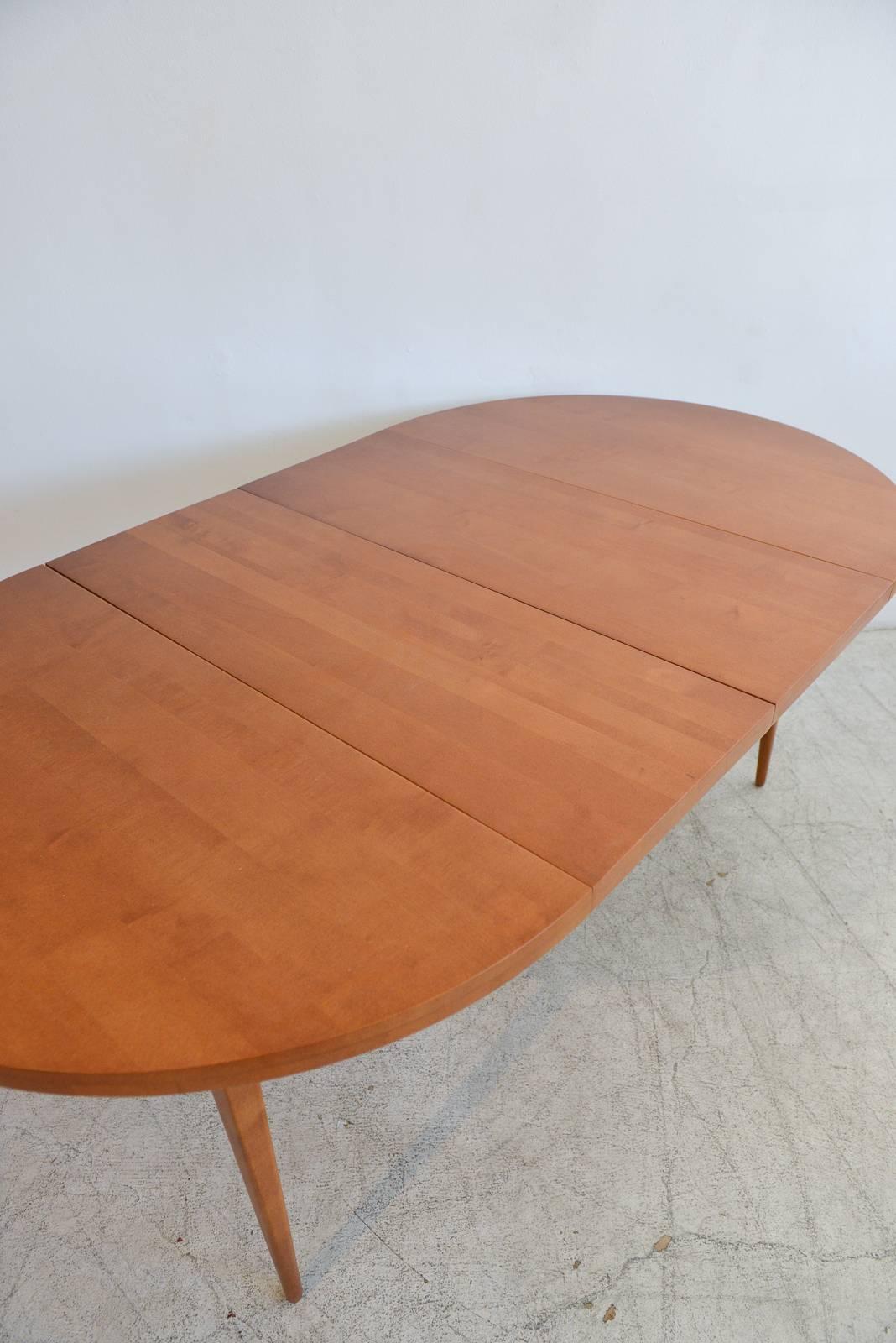 Paul McCobb Round Maple Dining Table with Two Extensions, circa 1955 In Excellent Condition In Costa Mesa, CA