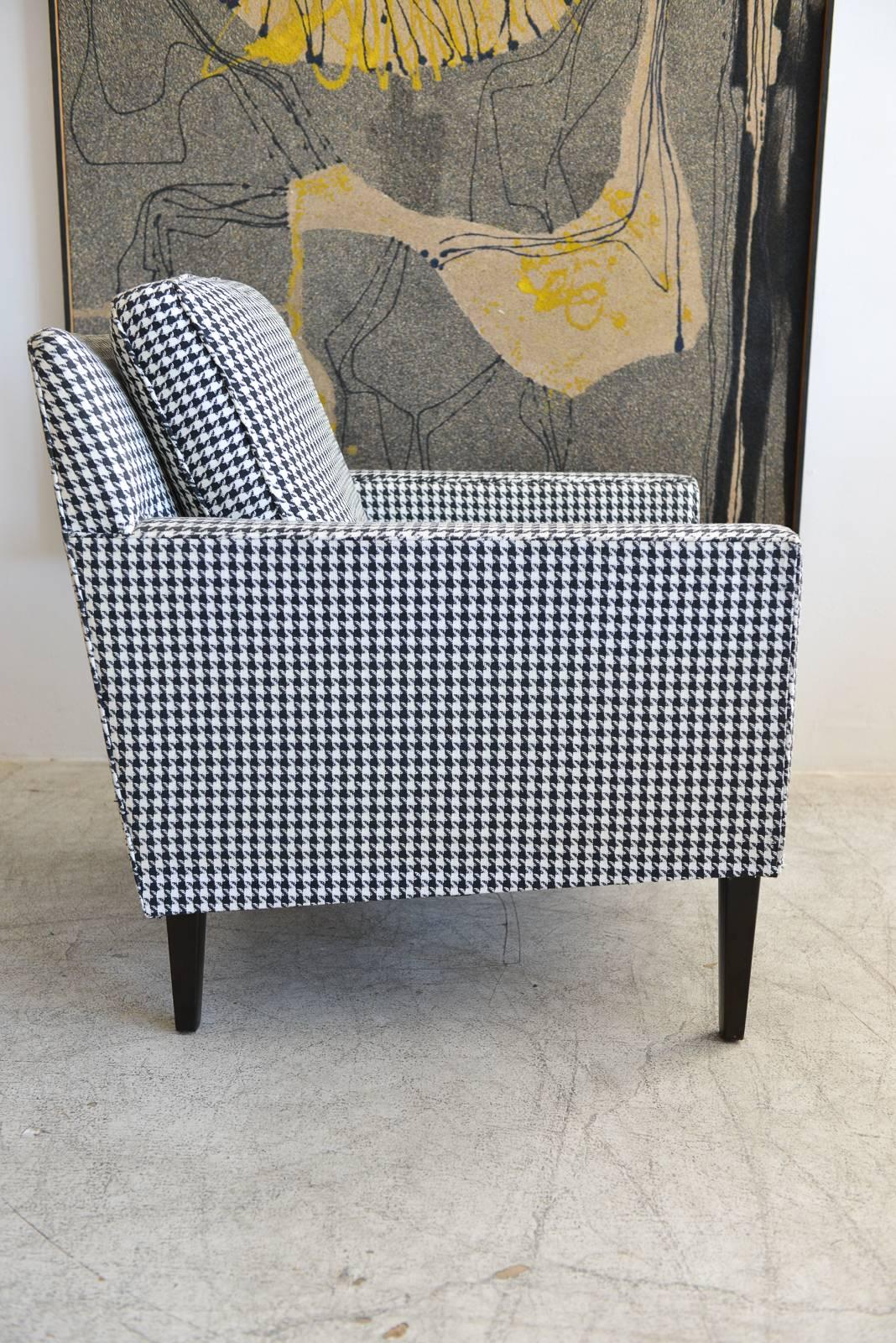Houndstooth lounge chair by Edward Wormley for Dunbar, circa 1970. Original black and white houndstooth check fabric. Slight wear to one corner, otherwise very good.

Measures: 30.25 in.H x 28.5 in.W x 32 in.D.