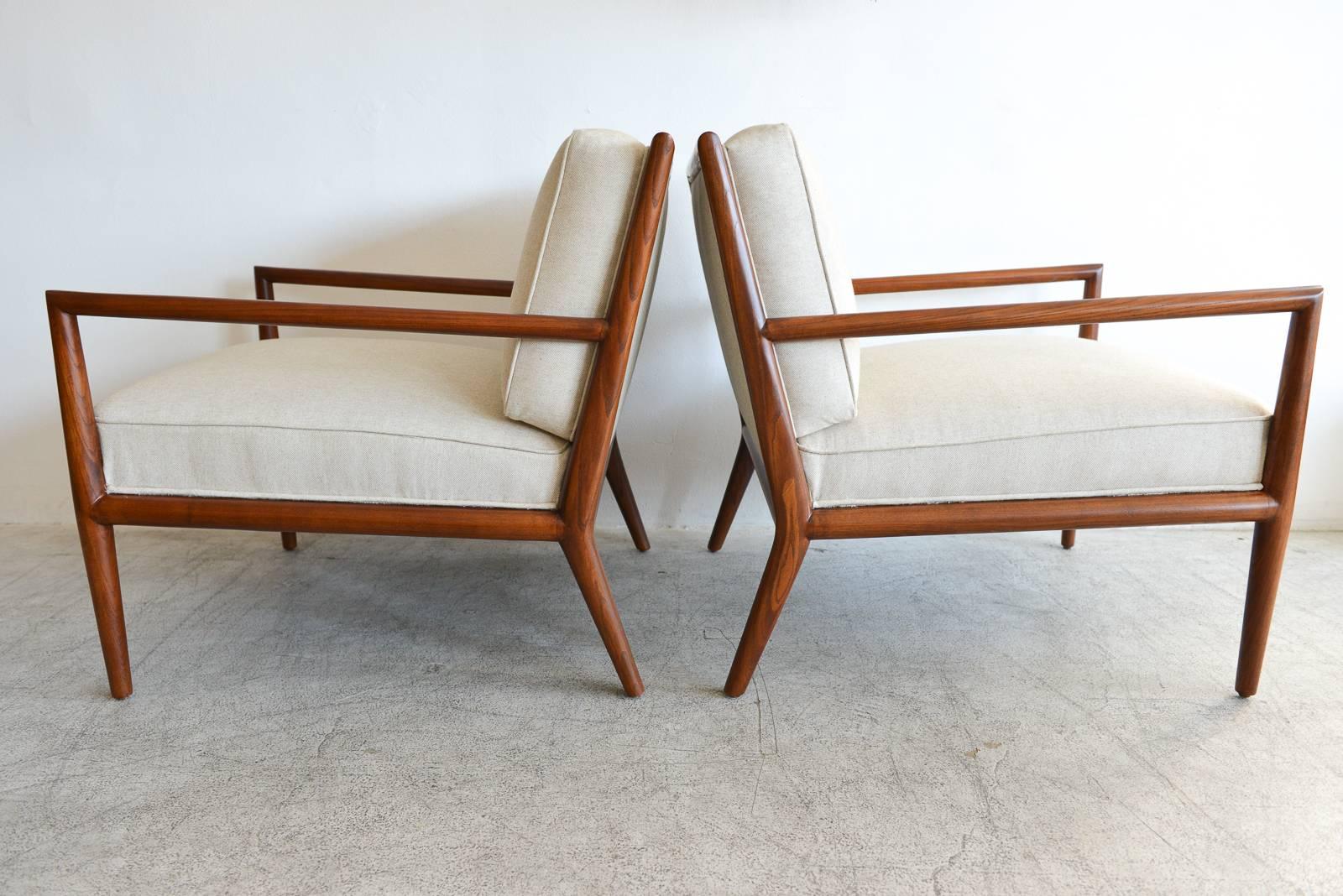 Pair of T.H. Robsjohn-Gibbings walnut frame lounge chairs, circa 1959. Professionally restored in beautiful natural linen with new foam. Professionally restored walnut frames. Showroom condition. Classic lines, timeless design.

Available to see in