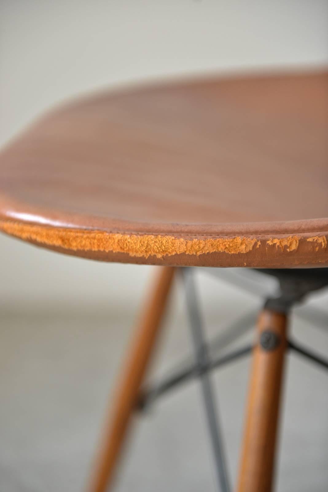 First Generation Eames PKW-2 Wire Chair with Walnut Dowel Legs, circa 1951 2