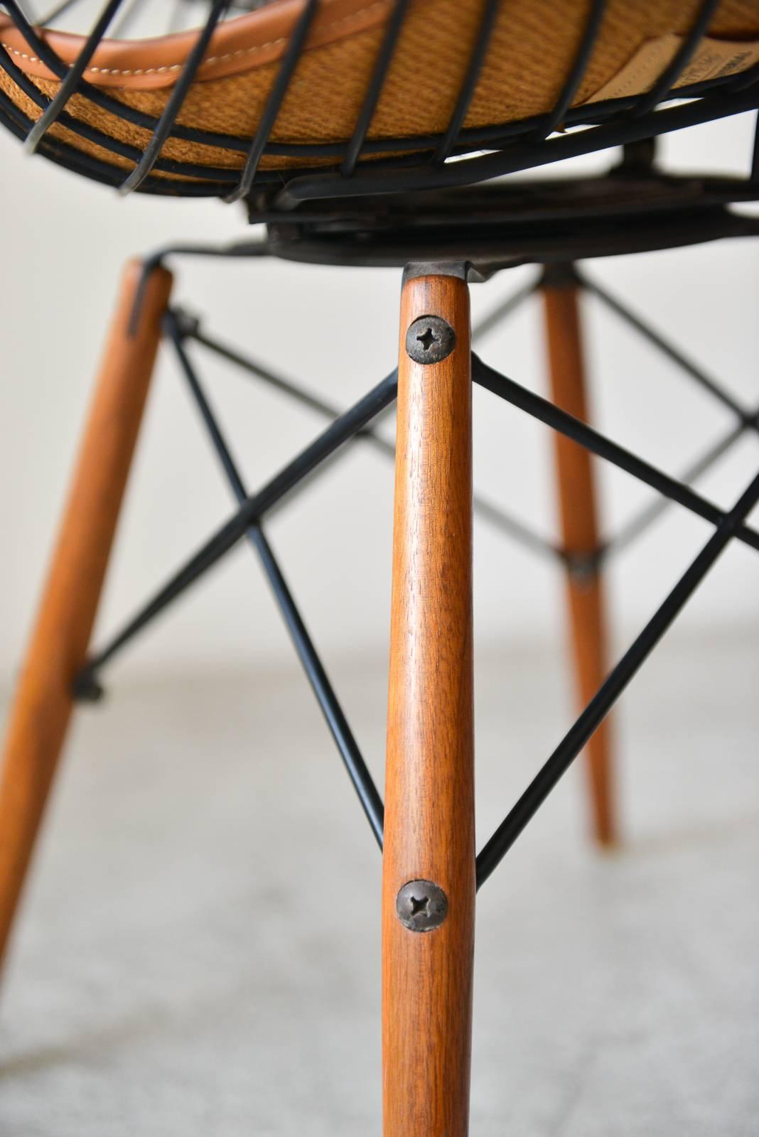 First Generation Eames PKW-2 Wire Chair with Walnut Dowel Legs, circa 1951 1