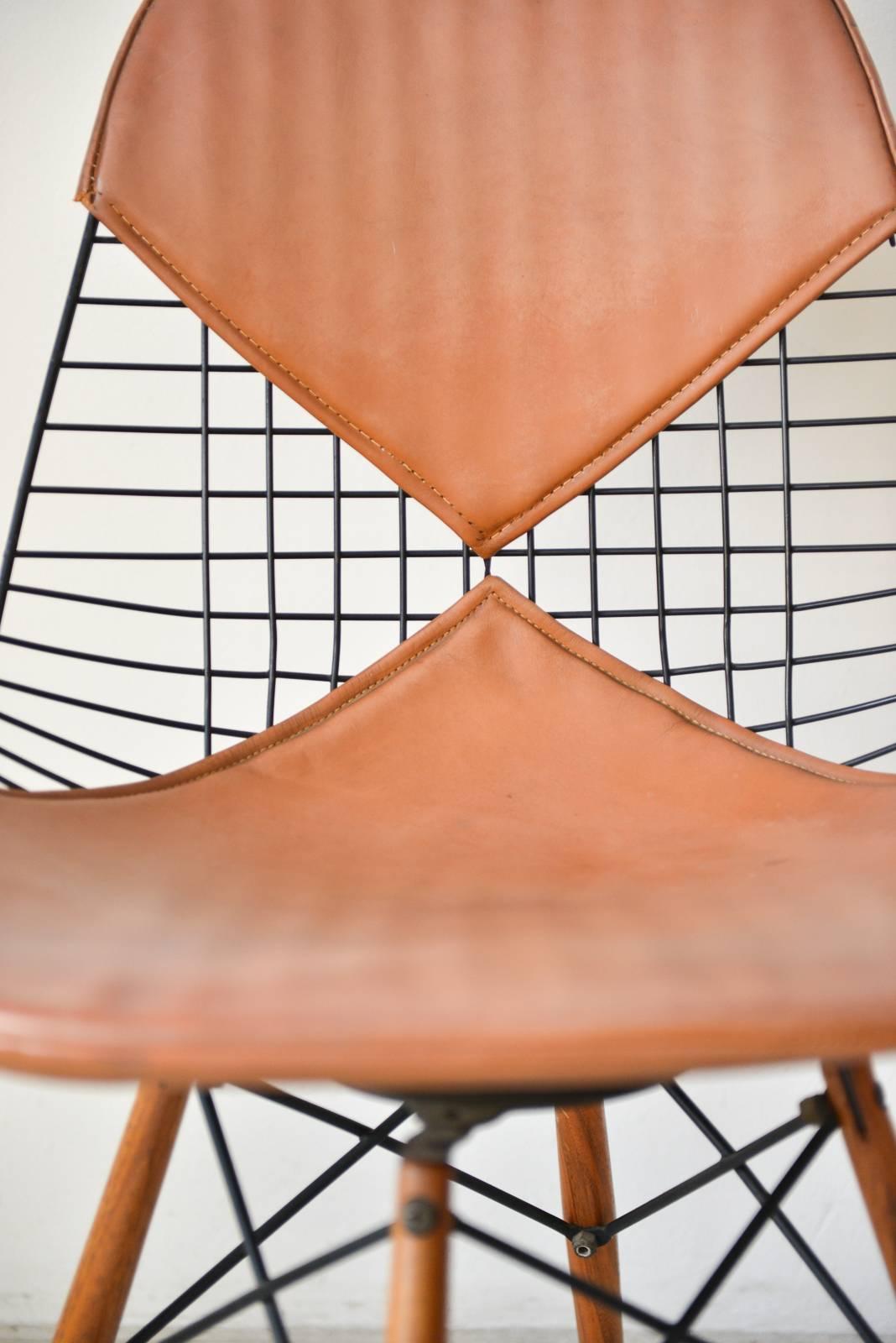 Mid-20th Century First Generation Eames PKW-2 Wire Chair with Walnut Dowel Legs, circa 1951
