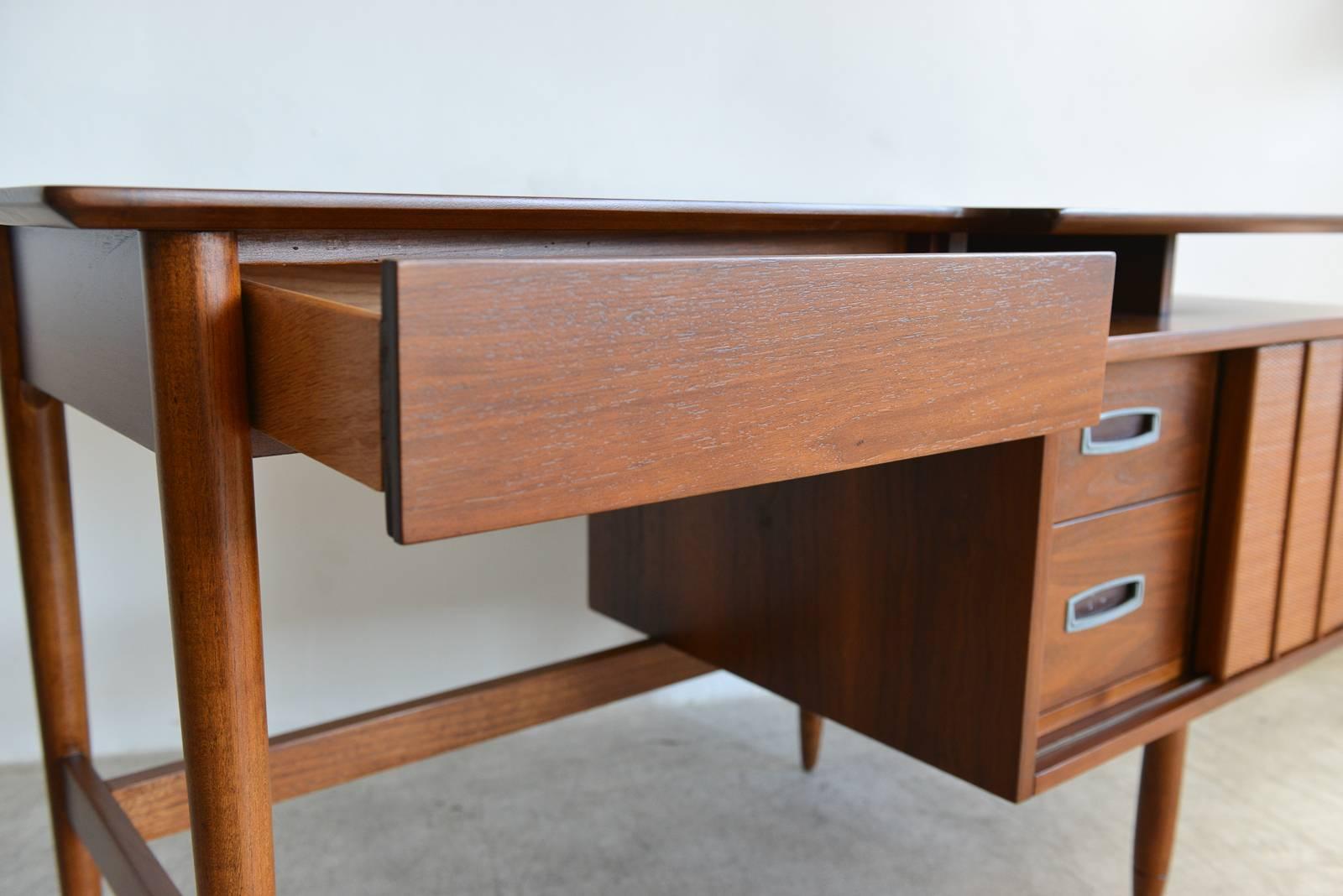 Floating Top Walnut Desk by Hooker, circa 1965 In Excellent Condition In Costa Mesa, CA
