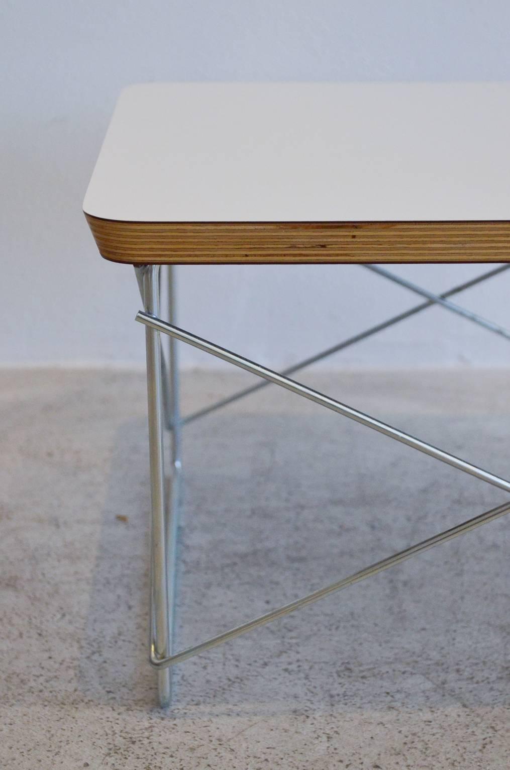 Original Eames LTR side table for Herman Miller.  Excellent condition, hardly any wear.  Beautifully preserved.

Measures 15.5