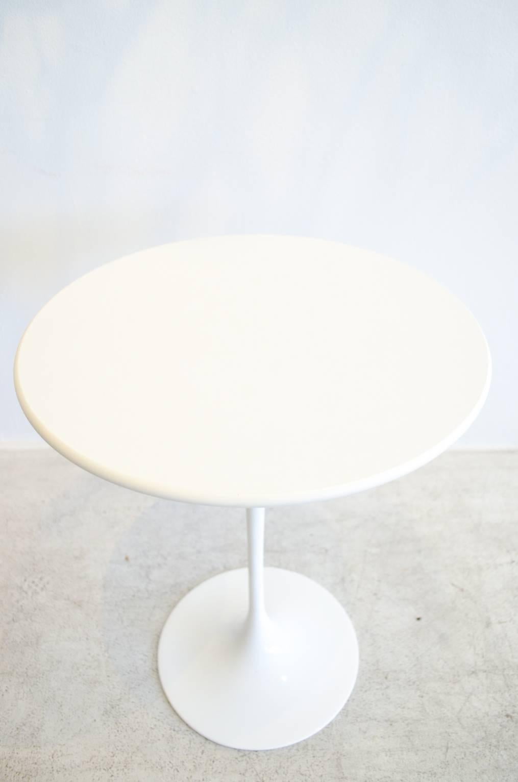 Original Saarinen for Knoll tulip side table in excellent vintage condition.  White laminate top, one small wear mark, as shown, otherwise perfect.  Cast iron base is excellent with no chips or marks.

Measures 16' Diameter x 20
