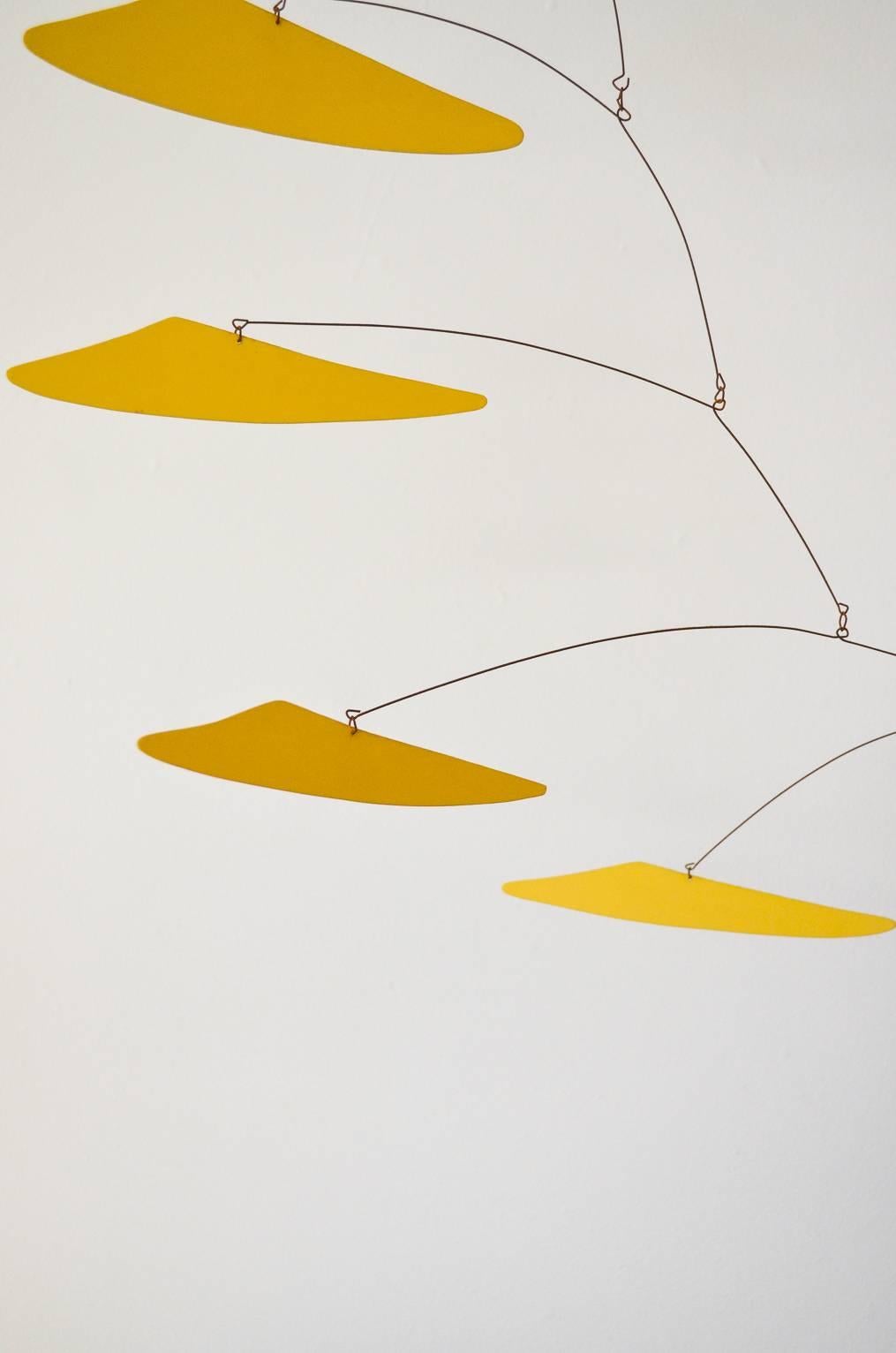 Américain Vieux mobile jaune style Alexander Calder