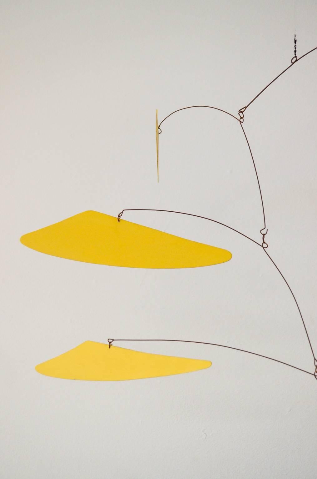 Vieux mobile jaune style Alexander Calder Excellent état à Costa Mesa, CA