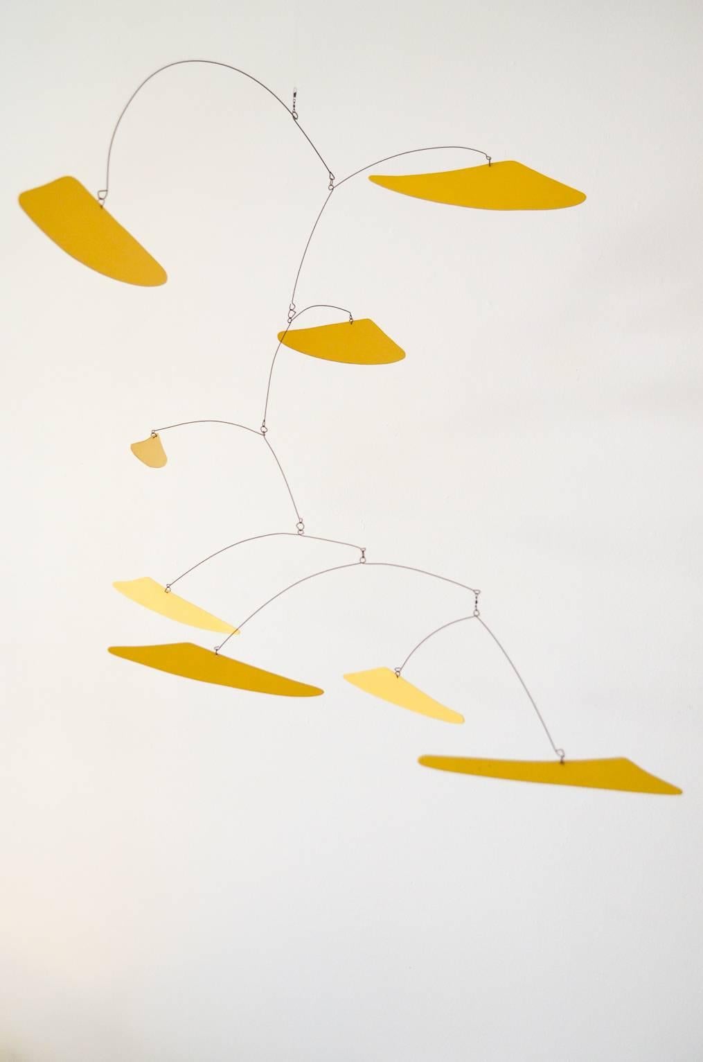 Mobile vintage des années 1960 de style Alexander Calder avec des disques jaunes et des bras en fil de fer noués à la main. Excellent état vintage:: aucune pièce manquante. 

Mesures : 26
