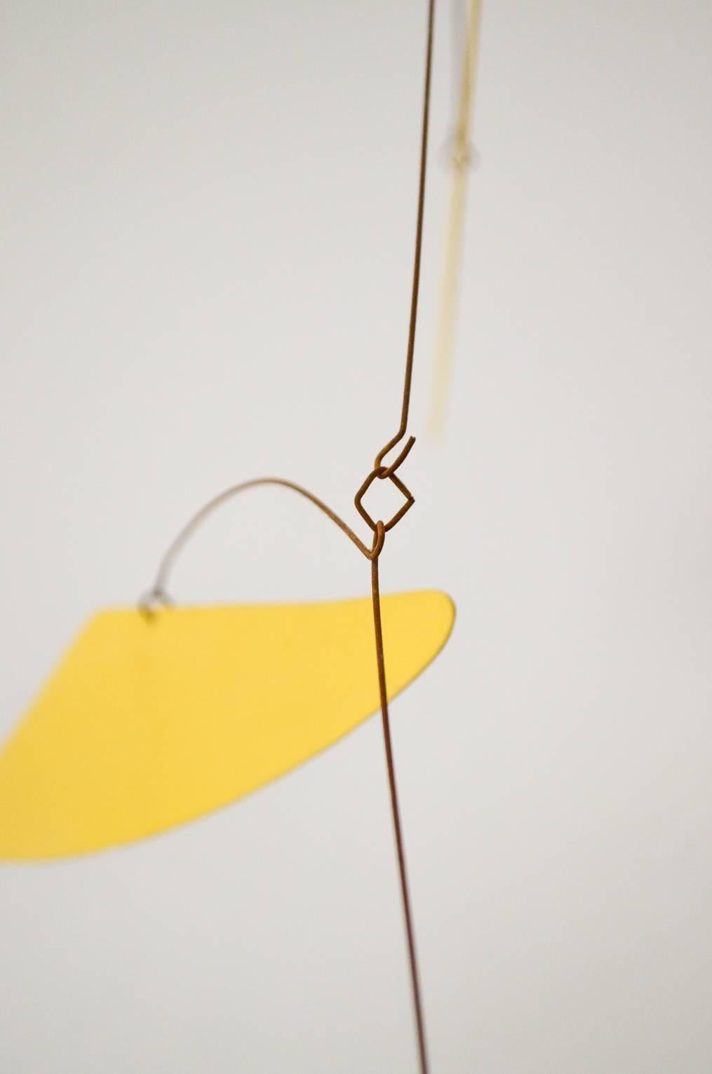 Milieu du XXe siècle Vieux mobile jaune style Alexander Calder