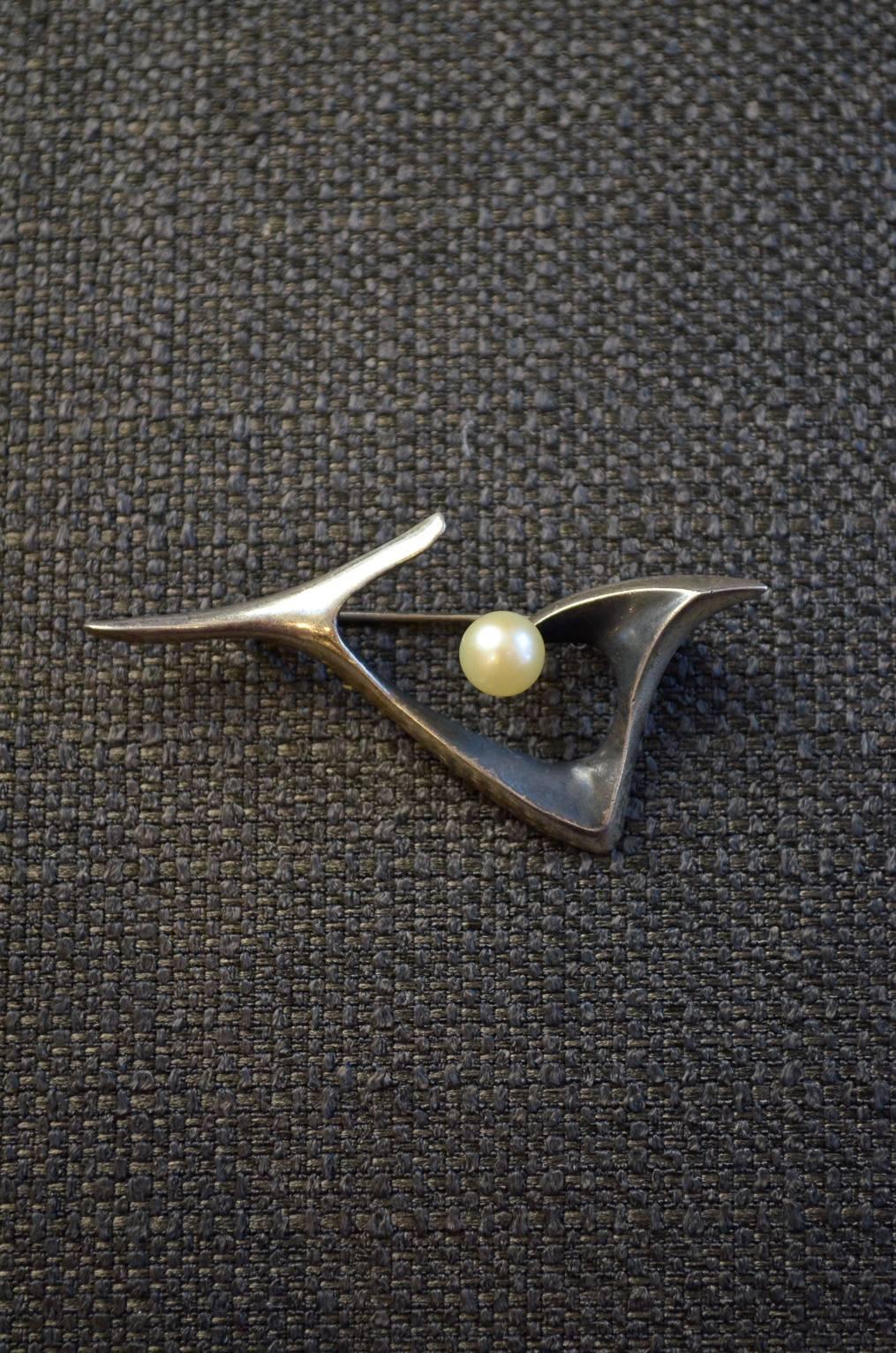 Circa 60's sterling silver and pear brooch or pin attributed to Ed Wiener.  Sterling stamp on reverse, very good condition, clasp is in working condition and holds tight.

Measures 2.25
