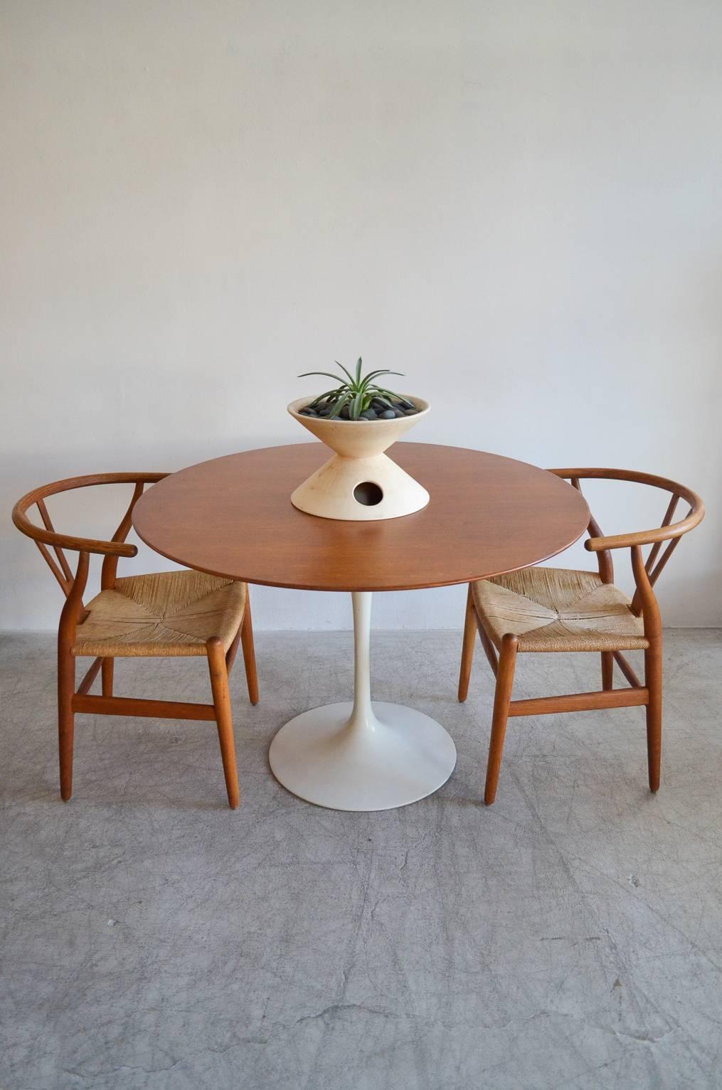 Round Saarinen for Knoll tulip dining table with walnut top. Excellent original vintage condition, base is very good, only light scuffs, no missing paint and walnut top is excellent. Heavy, cast iron base.

Measures: 42