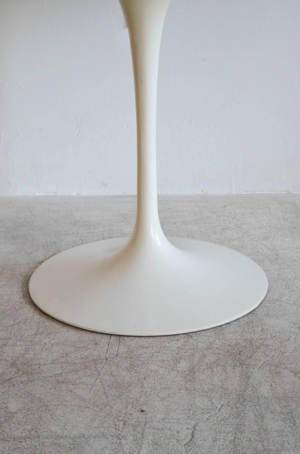 Eero Saarinen for Knoll Walnut Dining Table In Excellent Condition In Costa Mesa, CA