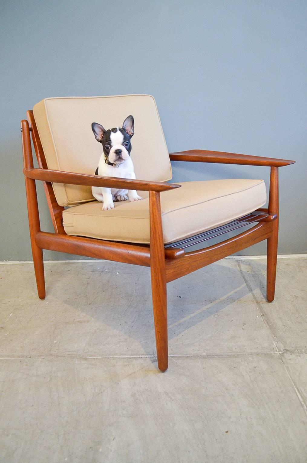 Teak lounge chair with new tan cotton upholstery by Arne Vodder for Glostrup Mobelfabrik, circa 1955.

Wood has been professionally restored and cushions have new foam and tan cotton tweed upholstery. 

Measures: 29