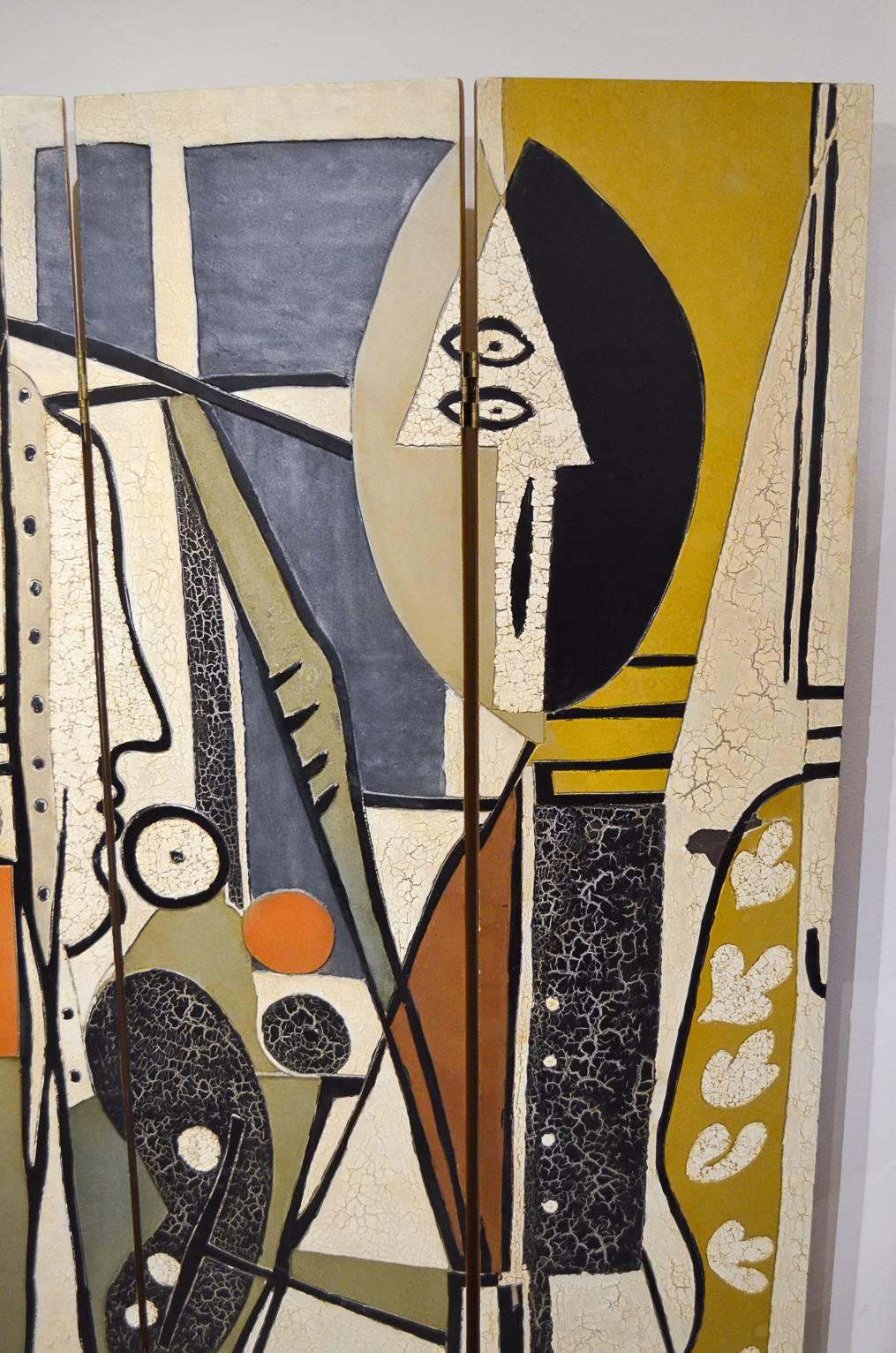 Seltener Raumteiler oder Paravent nach Pablo Picassos Künstler und Modell:: Ende der 1950er Jahre. Polychromierter Verbundstoff und Eierschalenfinish. Originale doppelte Klappscharniere aus Messing. Jedes Paneel ist 72