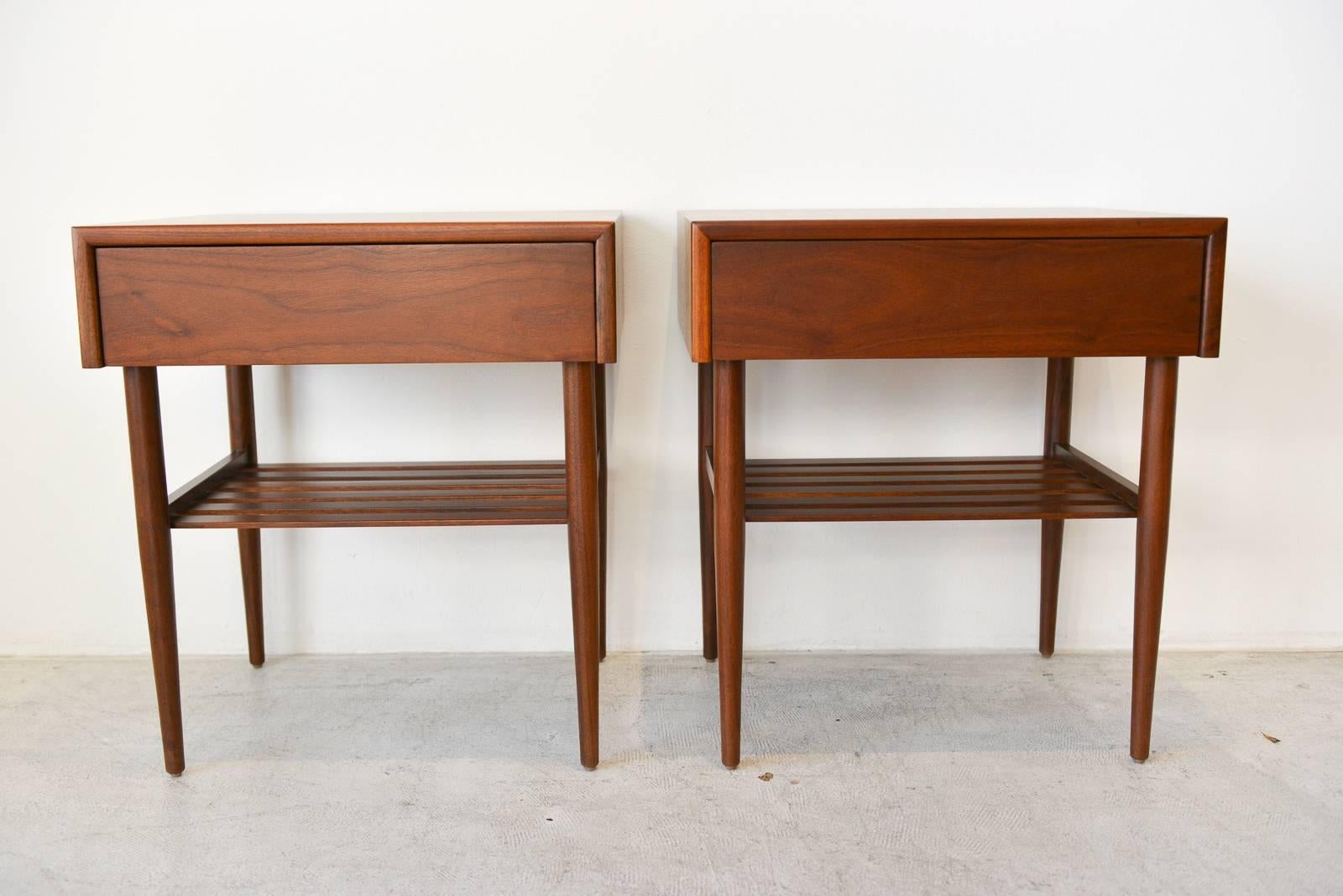 Pair of walnut side tables or nightstands by Brown Saltman professionally restored in showroom perfect condition, perfect size and scale for your living room or could also be used as nightstands in the bedroom.

Lower slatted shelf for additional