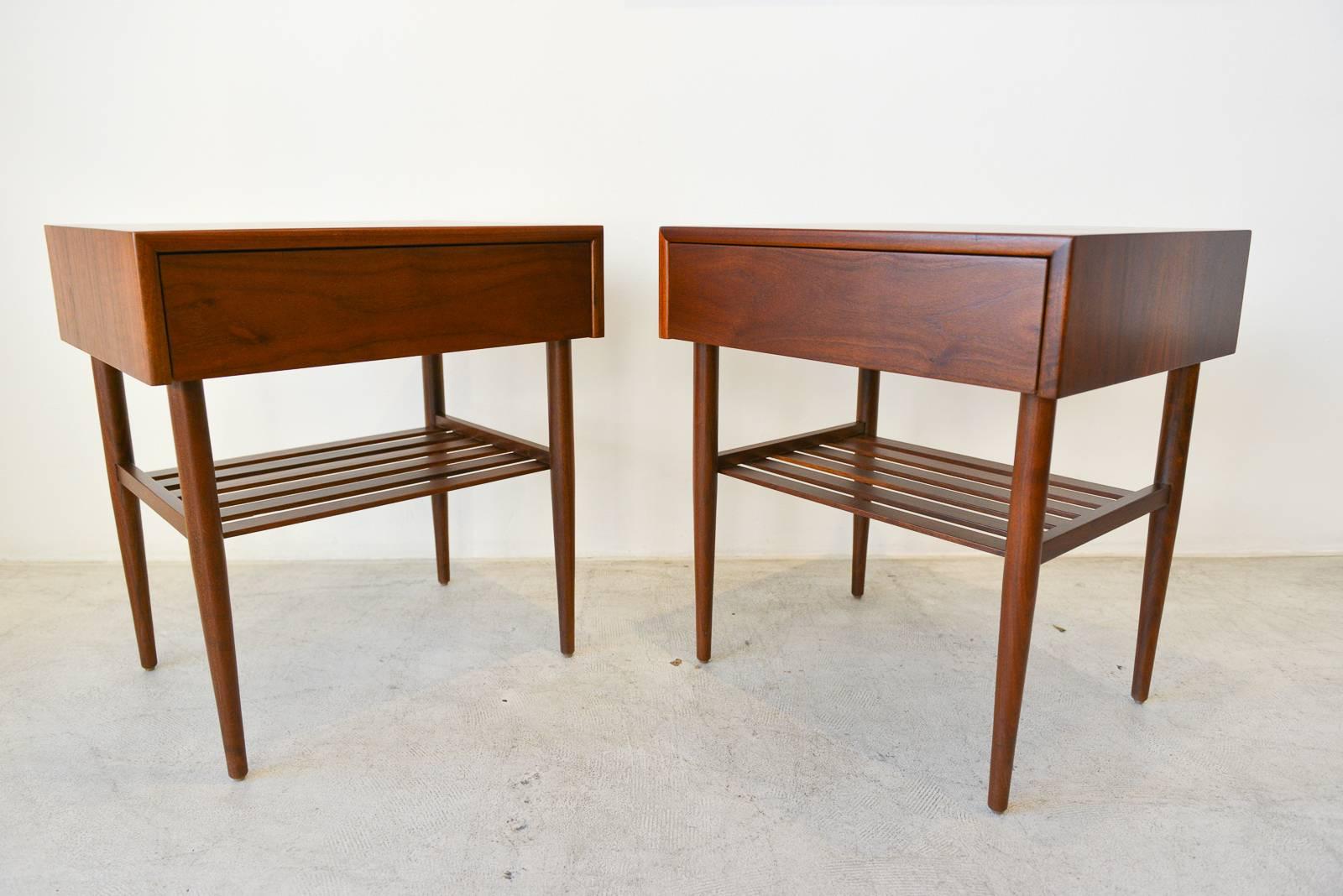 Pair of Walnut Side Tables or Nightstands by Brown Saltman In Excellent Condition In Costa Mesa, CA