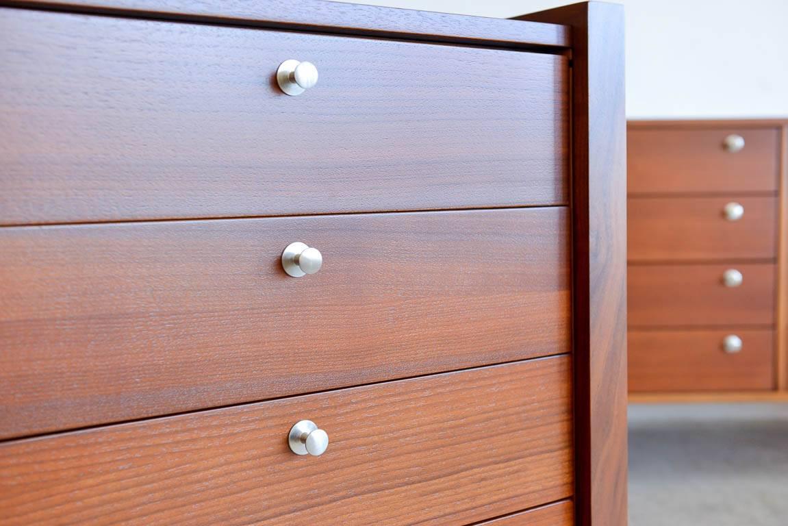 Martin Borenstein for Brown Saltman Petite Modular Walnut Dresser, circa 1960 In Excellent Condition In Costa Mesa, CA