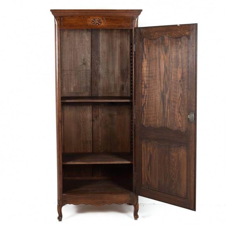 Solid oak-panelled single-door armoire. Circa 1940. 


