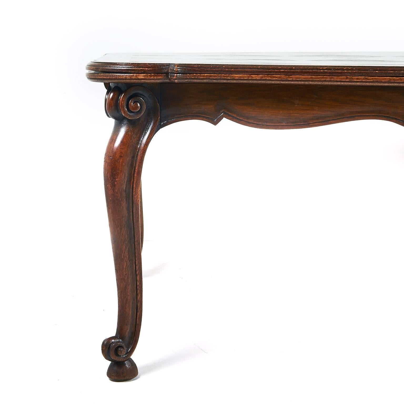 Unusually large French Louis XV-style oak draw-leaf table, having a shaped-carved skirt and cabriole legs with scrolled feet, circa 1900.


Measures: 67? wide x 43? deep x 30? tall x 120? wide when fully opened.
