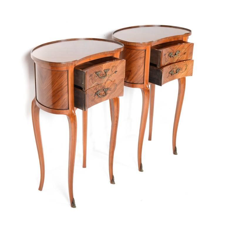 Pair of vintage French kidney-shape nightstands, with inlaid fronts, beautiful motifs and shapely legs, circa 1950. 

