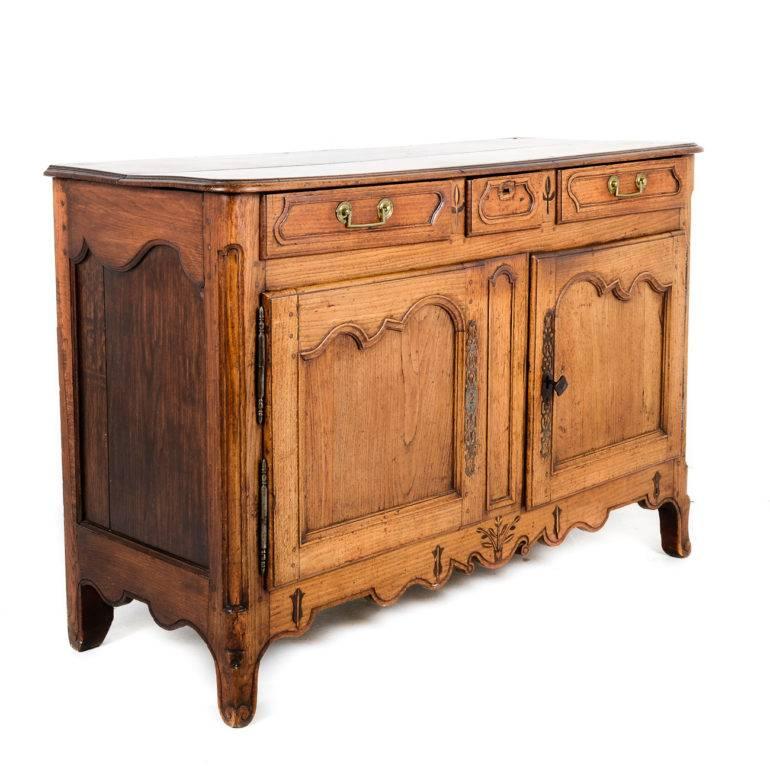 Mid-19th Century French Country Oak Buffet In Excellent Condition In Vancouver, British Columbia