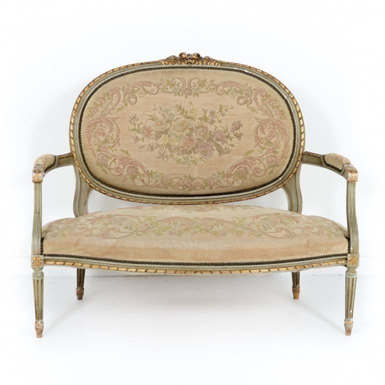 A fine French Louis XV-style cameo-back settee and four matching armchairs; with an Aubusson-like tapestry in good original condition. Early 20th century. If you have a large bedroom, this loveseat or settee could sit at the foot of the bed, with