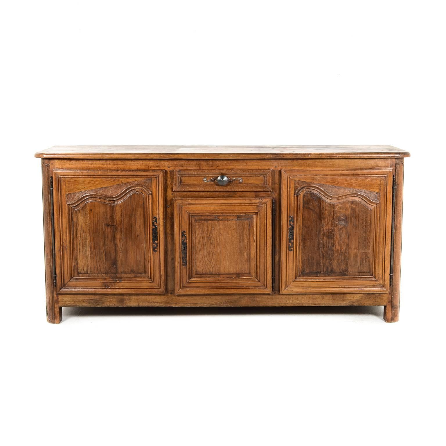 Antique French rustic buffet, circa 1910. Nicely carved, with lovely patina, brass mounts and plenty of storage space.





                         