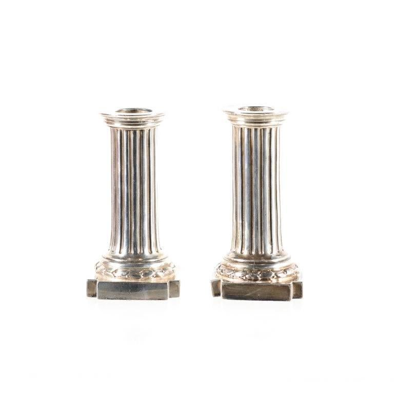 Claramente estampados y marcados por el renombrado platero inglés Robert Dicker, estos hermosos candelabros de estilo georgiano tienen el tamaño perfecto para cualquier mesa. Medidas: 3