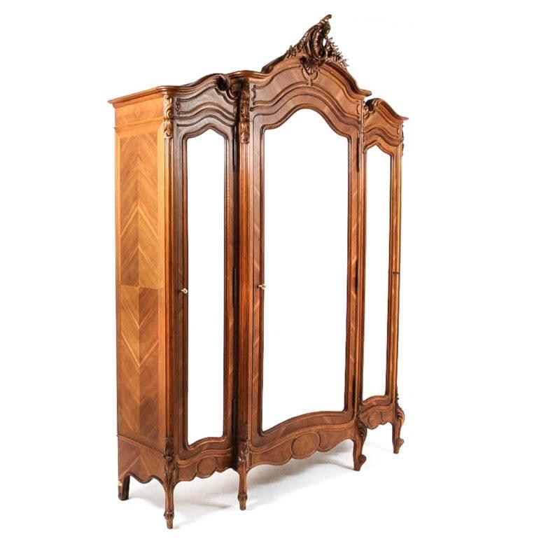 Antique Three-Door Louis XV-Style Armoire In Excellent Condition In Vancouver, British Columbia