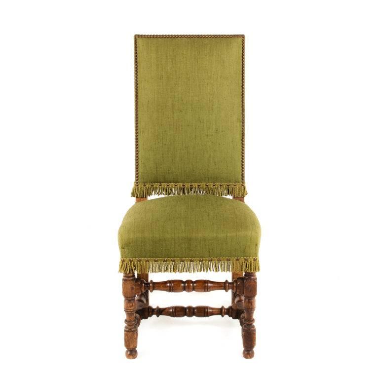 Set of six oak frame Louis XIII style high-back chairs with studs and fringe, circa 1940. These chairs are very sturdy and would be ideal for everyday use.





 