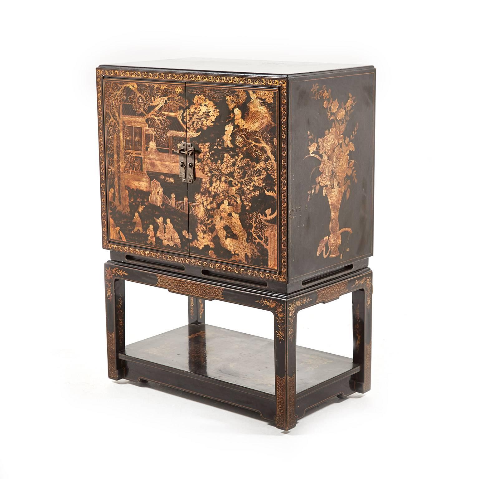Small Vintage Mid-Century Modern Chinoiserie Bar Cabinet on Legs In Excellent Condition In Vancouver, British Columbia