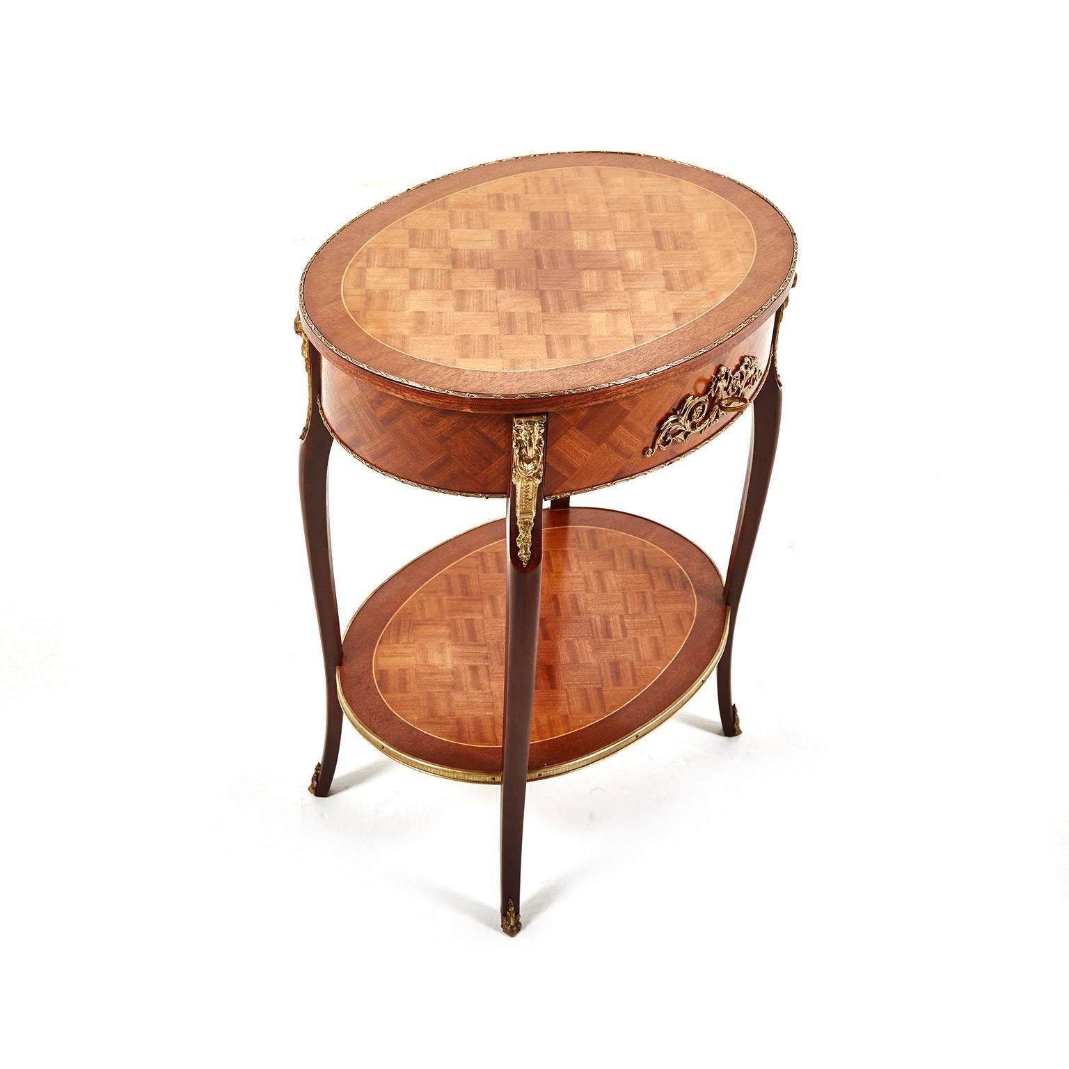 Small Louis XV-style side table, with inlays of marquetry and lovely bronze mounts, 20th century French production.


         