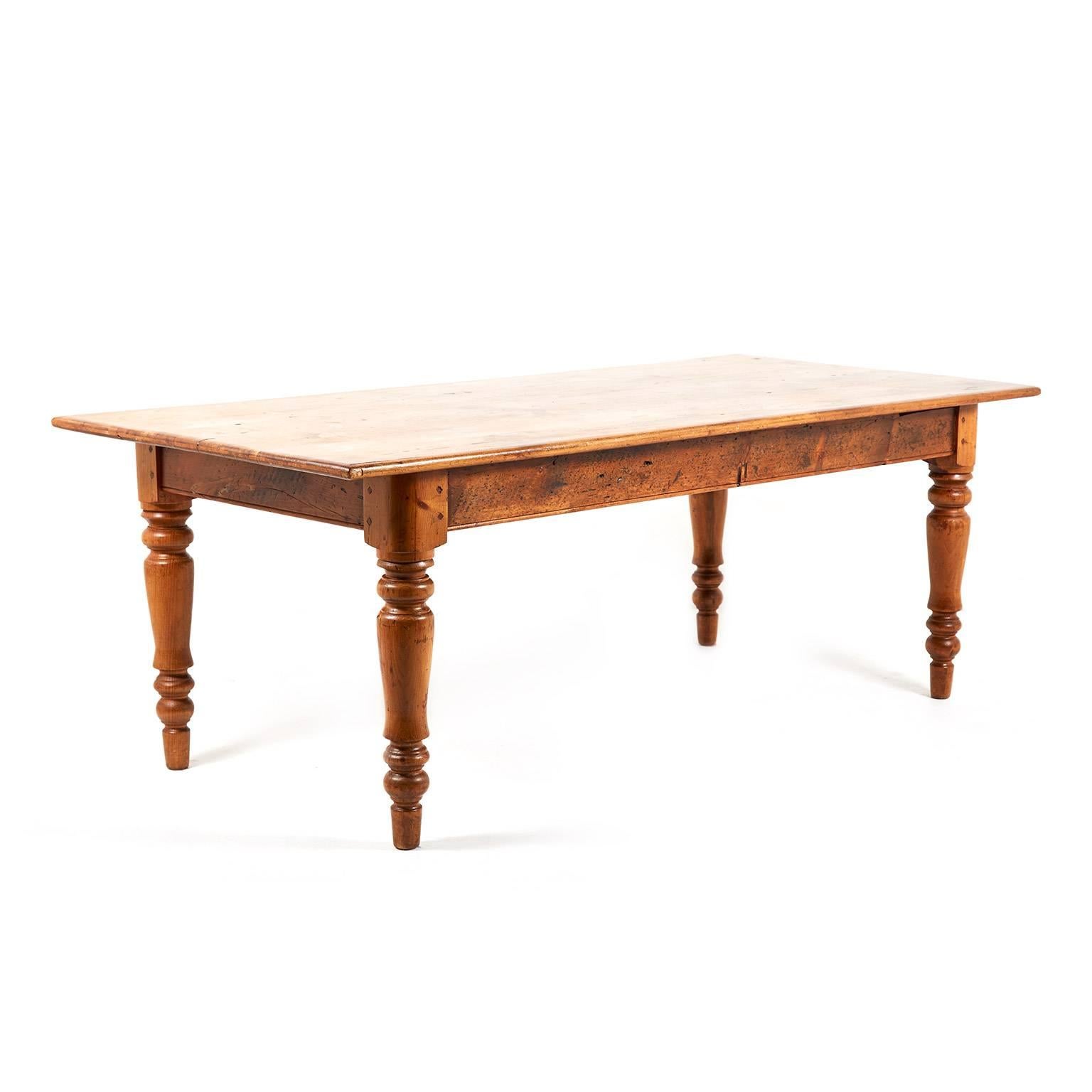 Antique 19th Century Pine Harvest Table In Excellent Condition In Vancouver, British Columbia