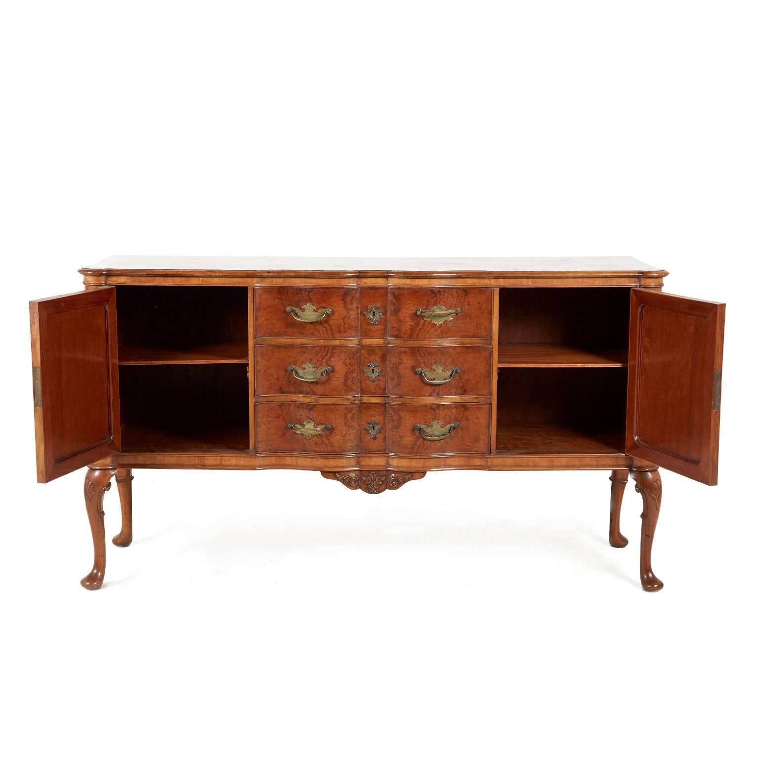 Antique Queen Anne buffet of a smaller scale, with lovely burl walnut figured inlays. Versatile size making it suitable for a number of rooms throughout the home, Midcentury, circa 1950.



          