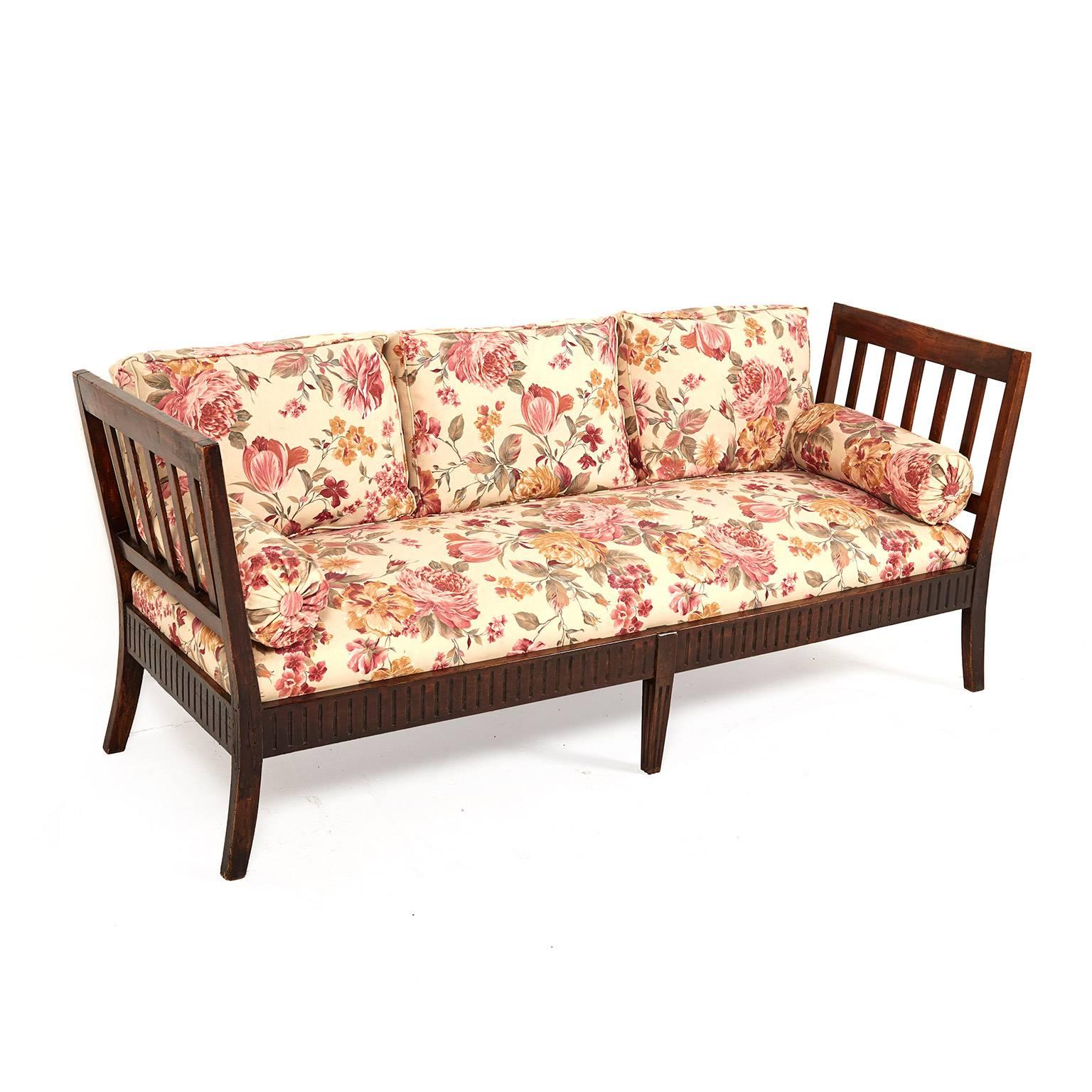 Antique 19th century daybed – of a smaller scale. Suitable for a number of different places in your home, circa 1880.







 
