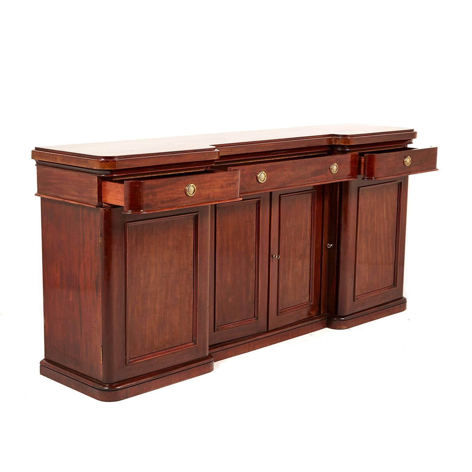 Antique English Mahogany Four-Door Sideboard In Excellent Condition In Vancouver, British Columbia