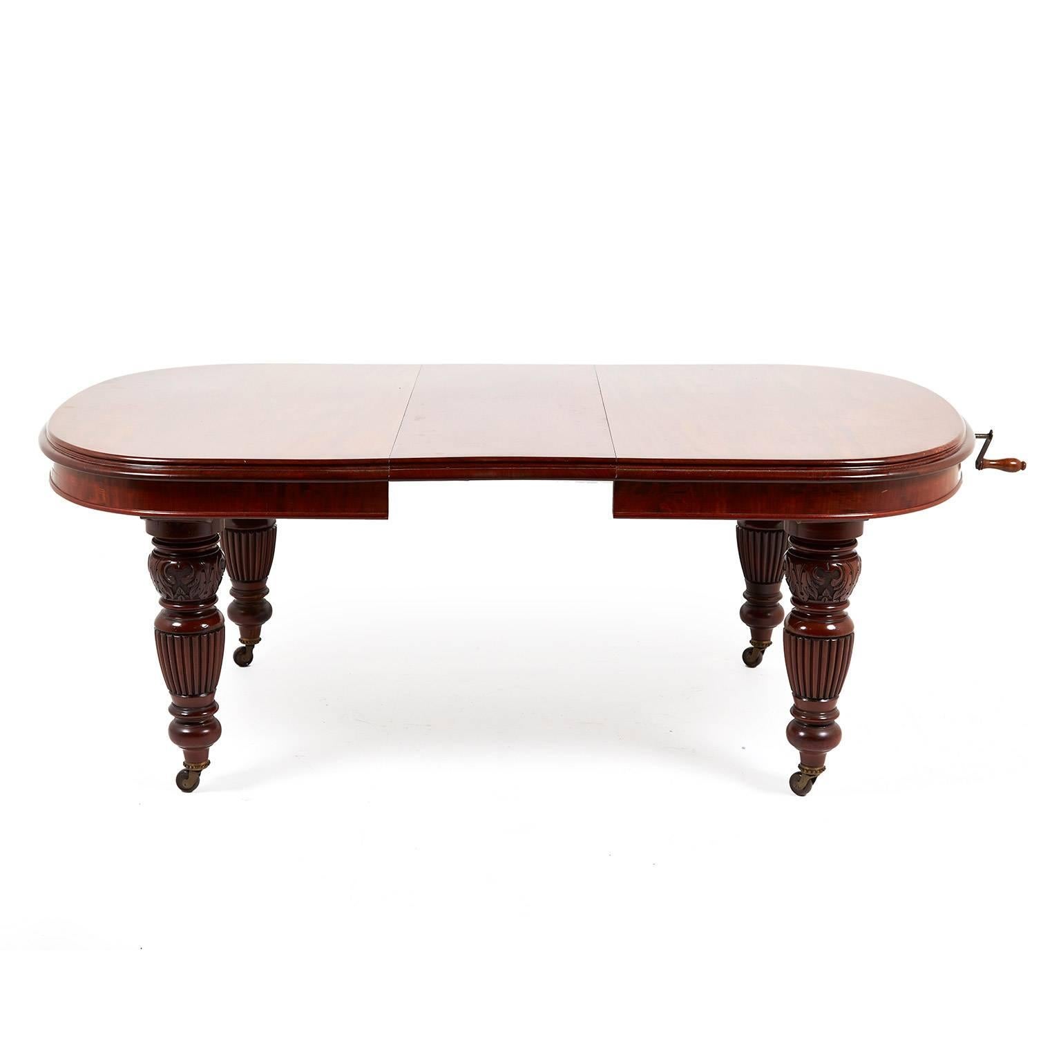 English Mahogany Victorian Dining Table, circa 1870 In Excellent Condition In Vancouver, British Columbia