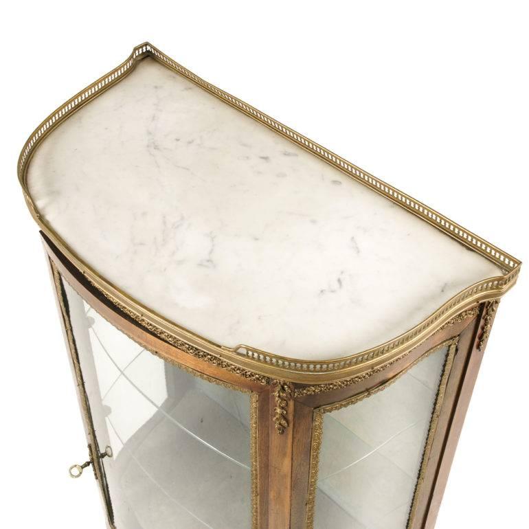 French Louis XV-Style Display Cabinet  In Excellent Condition In Vancouver, British Columbia