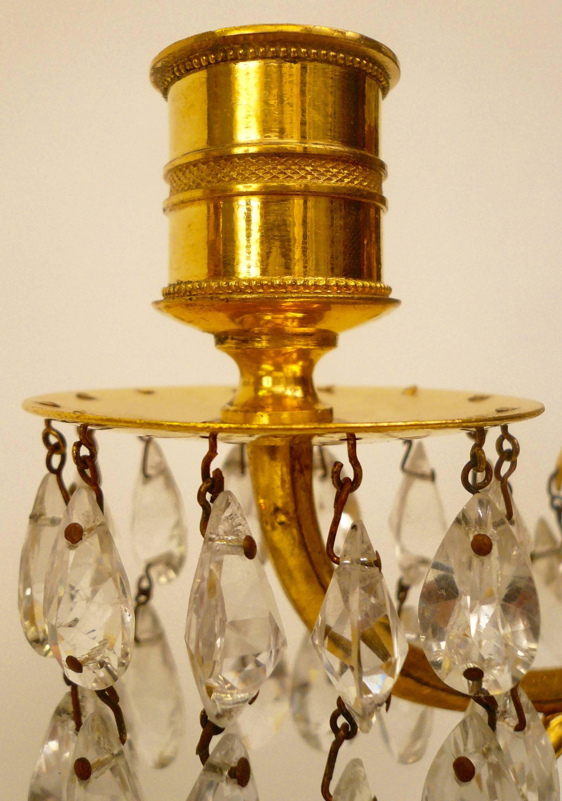 Facetté Paire de candélabres en bronze doré et cristal taillé, attribué à William Parker en vente