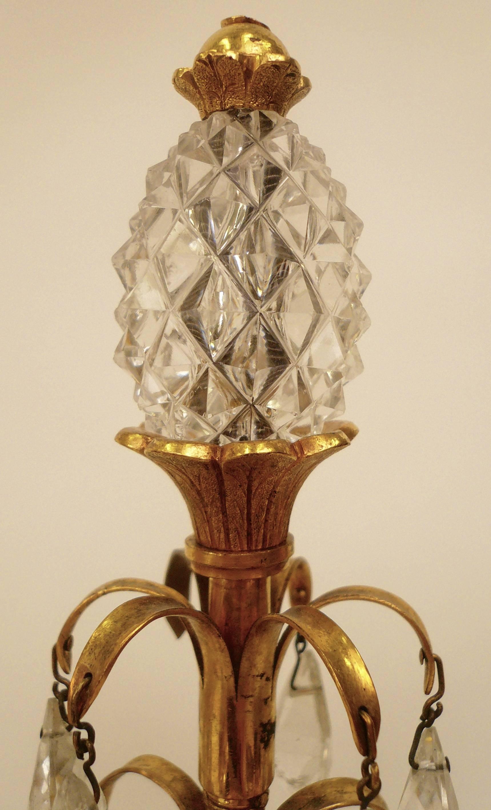 Paire de candélabres en bronze doré et cristal taillé, attribué à William Parker en vente 2